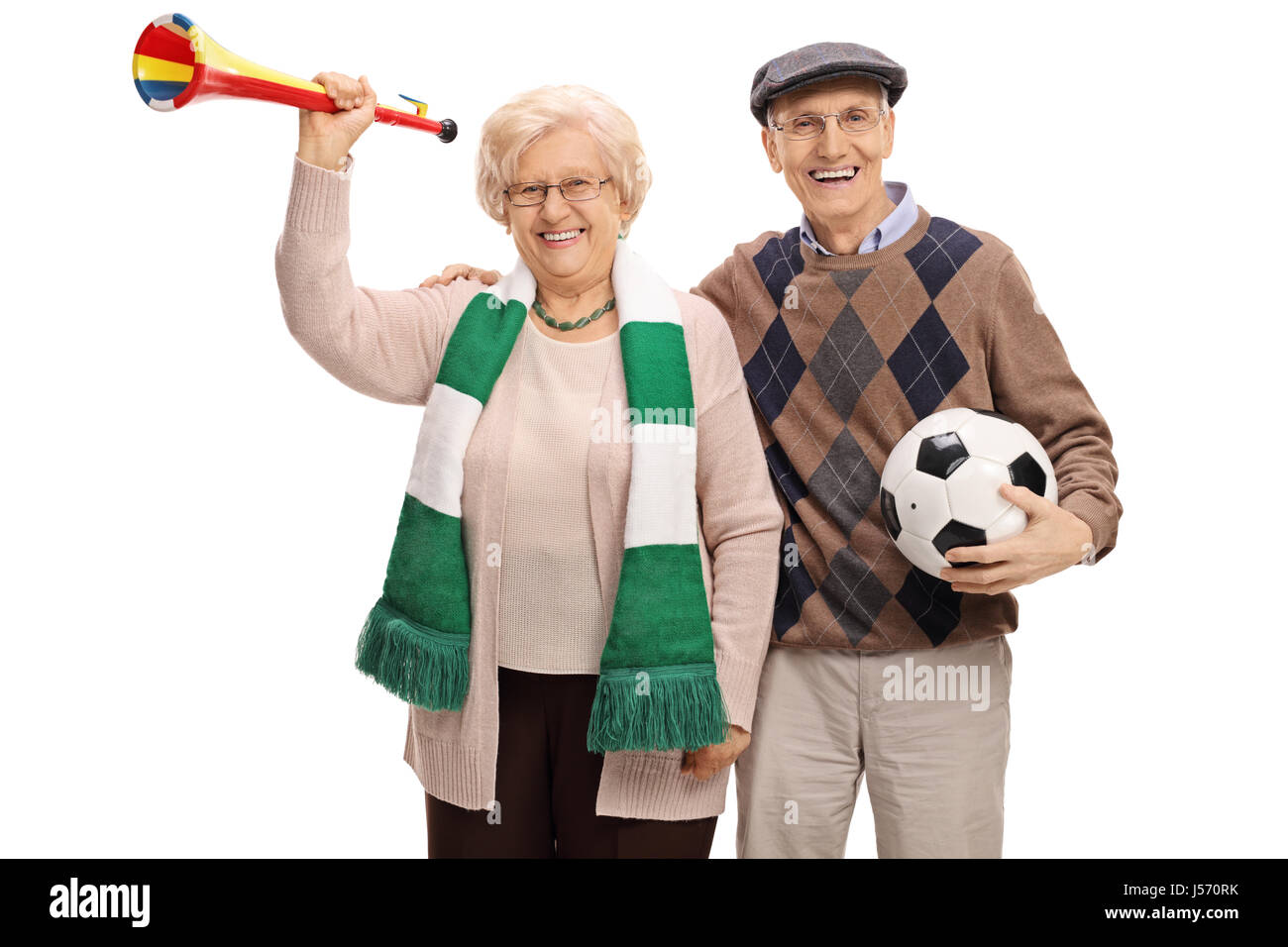 Allegro anziani appassionati di calcio con una tromba e un isolato di calcio su sfondo bianco Foto Stock