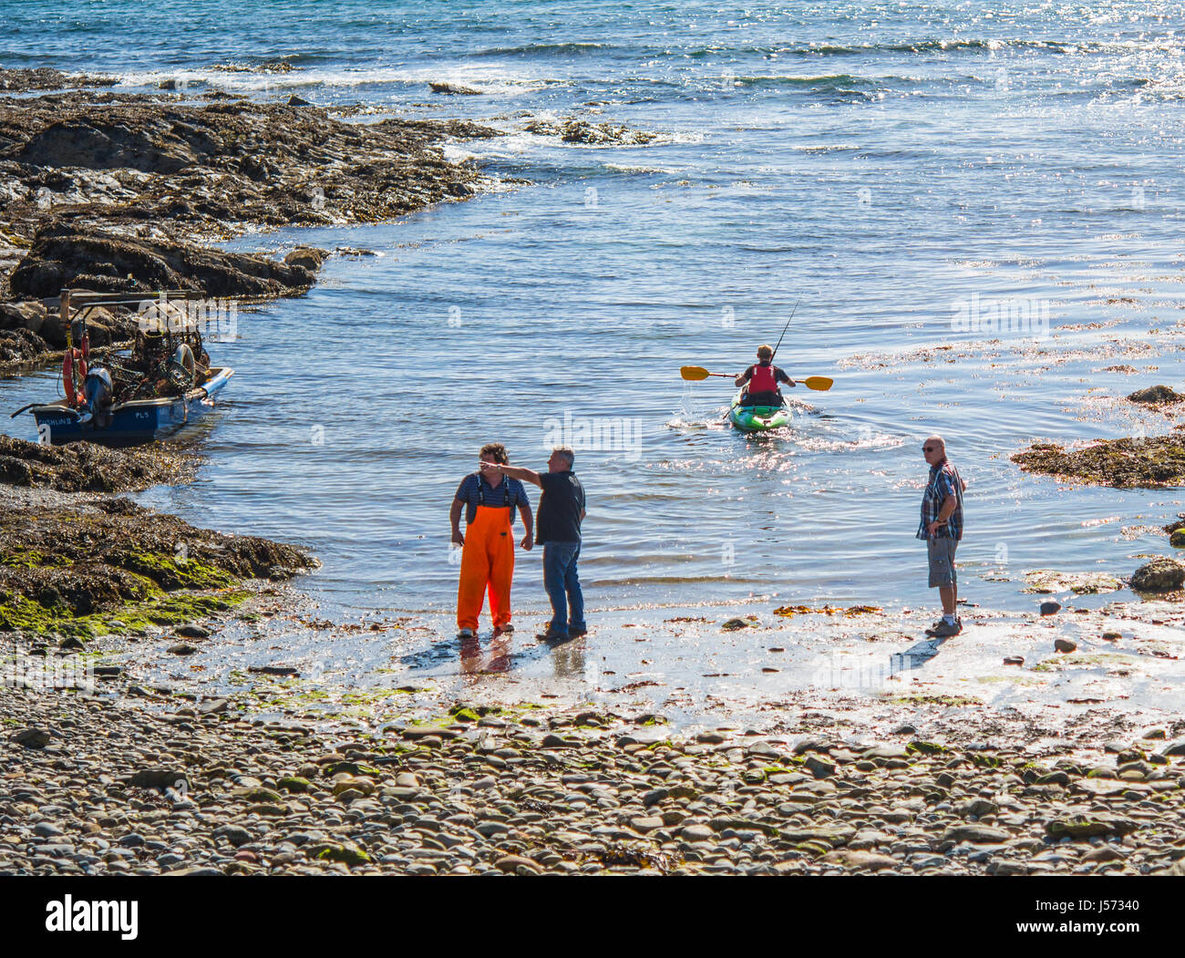 Persone a Niarbyl beach in una giornata di sole, Isola di Man Foto Stock