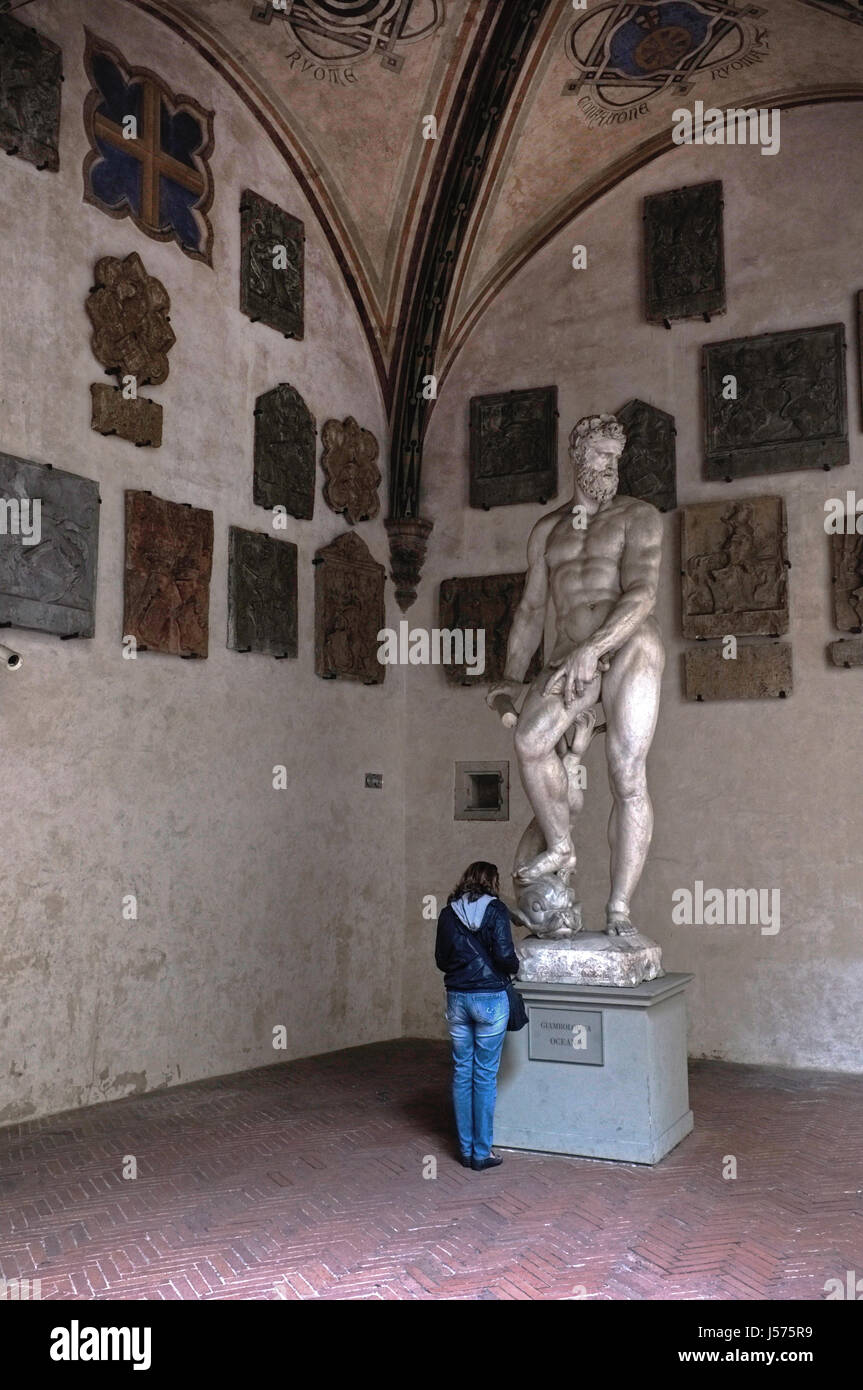 Guardando una statua Foto Stock