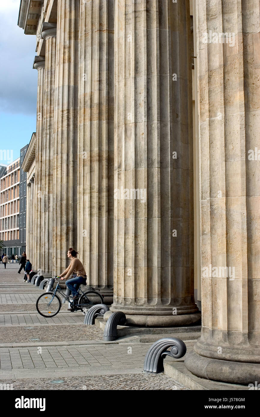 Vicenda storica colonne biker politica di Berlino in Bicicletta ciclo bicicletta strada Foto Stock