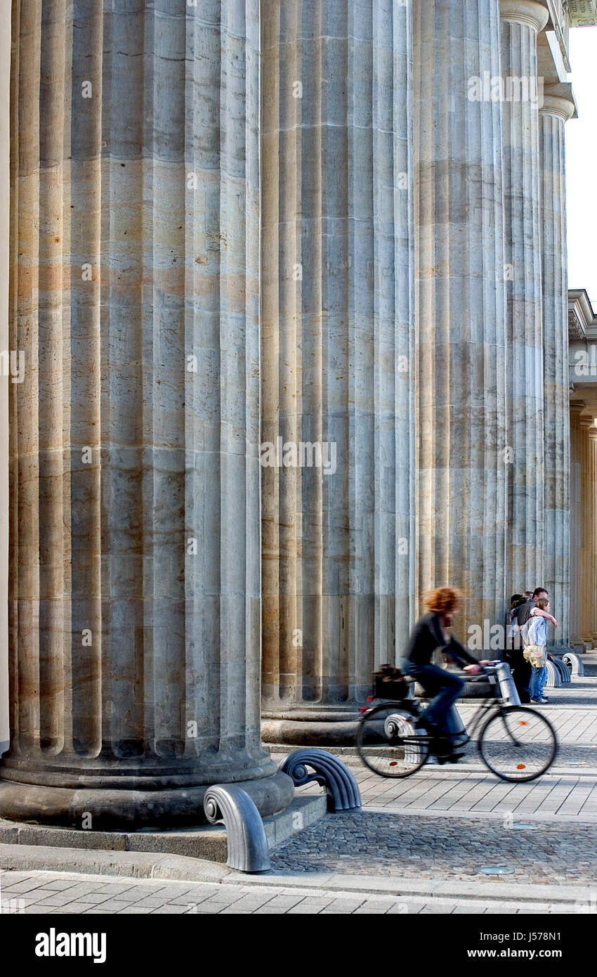 Vicenda storica colonne biker politica di Berlino in Bicicletta ciclo bicicletta strada Foto Stock