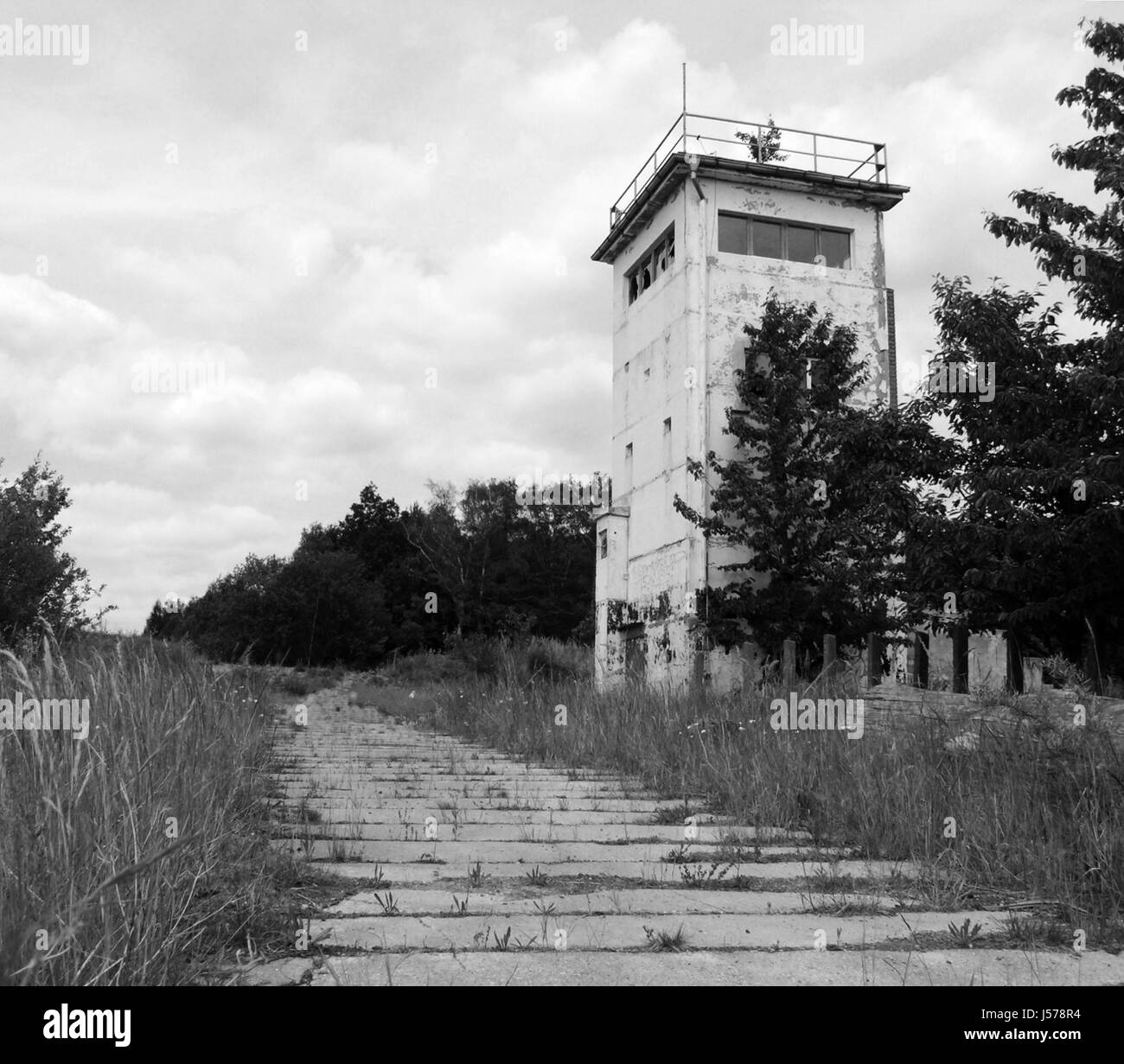 L'Europa concreta torre di guardia di frontiera girare tedesco repubblica federale di Germania Repubblica democratica tedesca Foto Stock