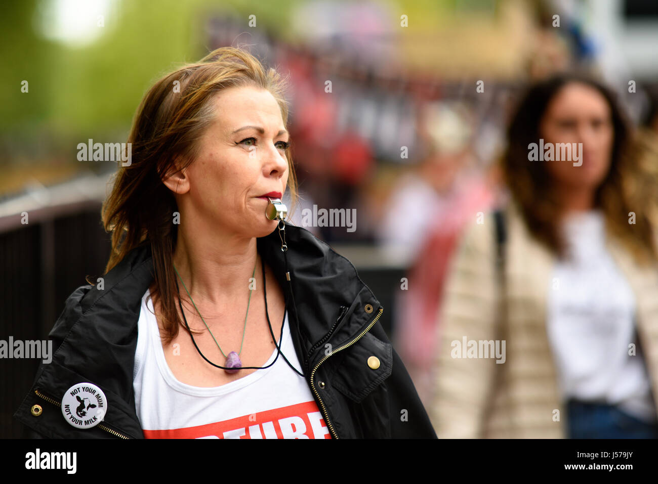 Emma Jade Easton, protestando contro la corrida durante una dimostrazione di marzo che termina al di fuori dell'ambasciata spagnola a Londra. Con fischio Foto Stock