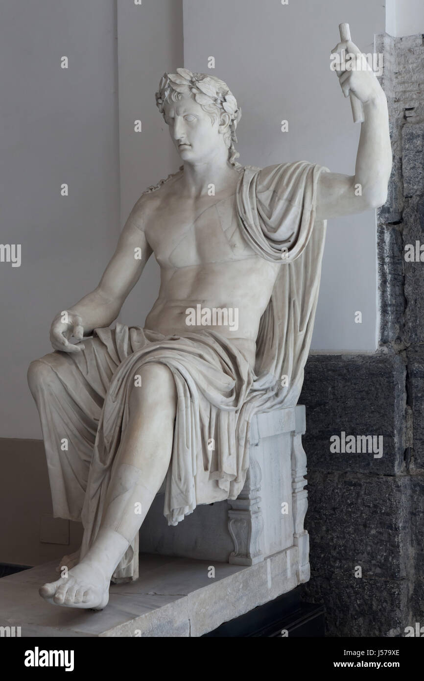 L'imperatore romano Augusto (regno 27 BC - 14 AD). Colossale statua in marmo dalla metà del I secolo d.c. trovato nel Augusteum di Ercolano in mostra al Museo Archeologico Nazionale di Napoli, campania, Italy. Foto Stock