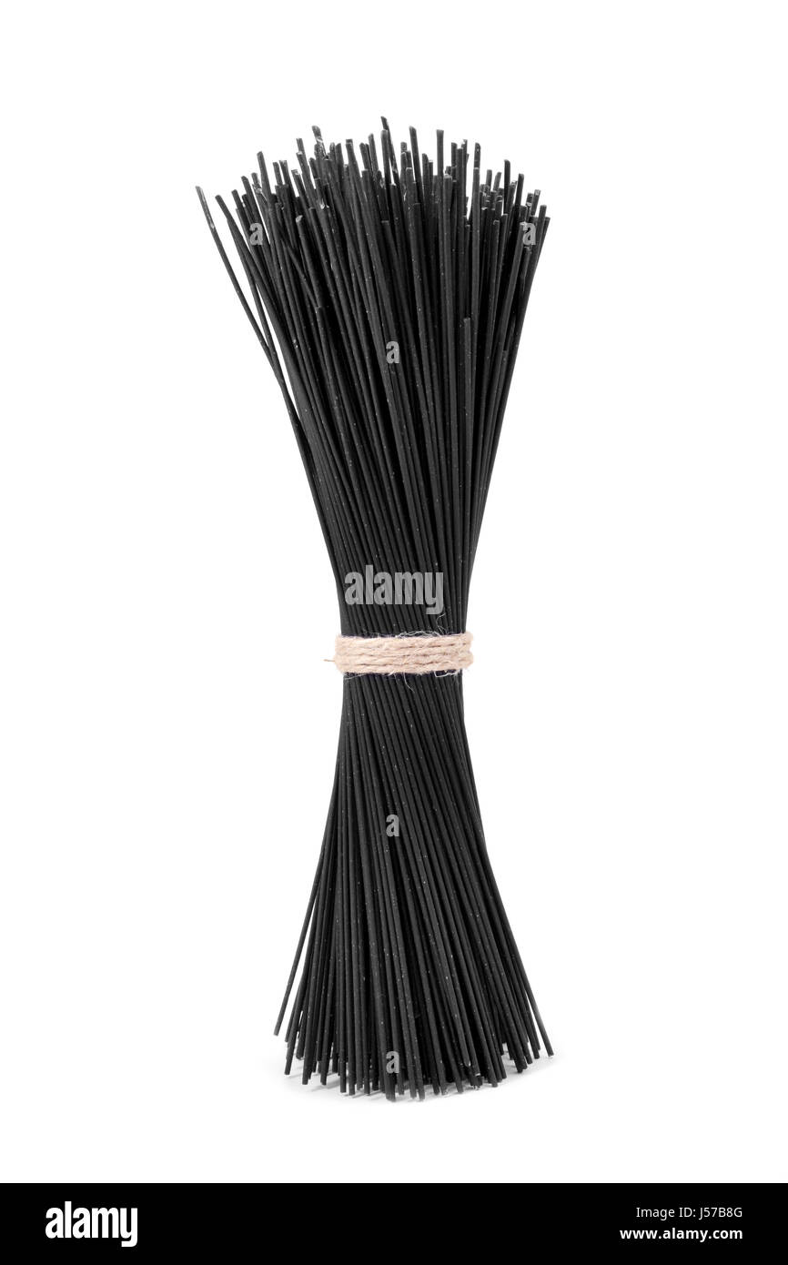 Un mucchio di crudo spaghetti al nero su sfondo bianco Foto Stock