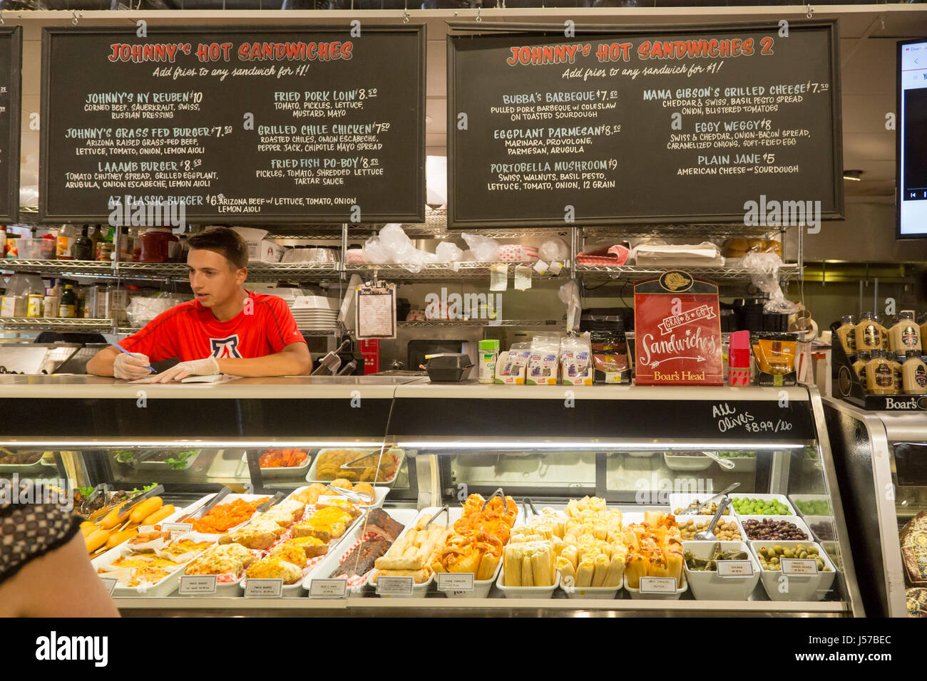 Tucson, Arizona - un lavoratore tiene un ordine per un sandwich al contatore deli in Johnny Gibson's Downtown Market. Foto Stock