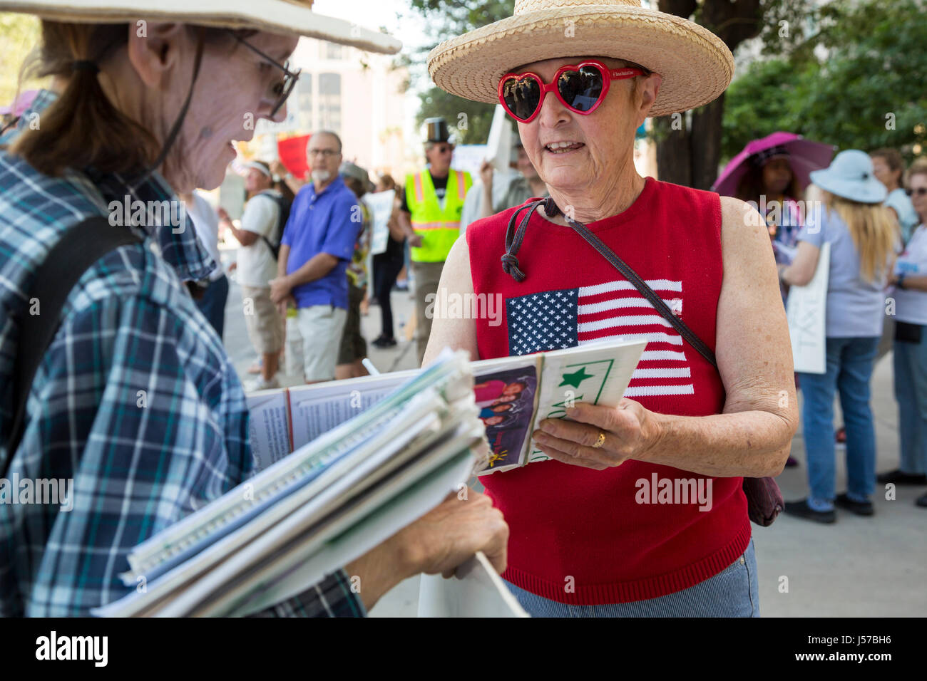 Tucson, Arizona - Una donna circola una petizione il supporto di pre-scuola dei programmi per bambini. Foto Stock