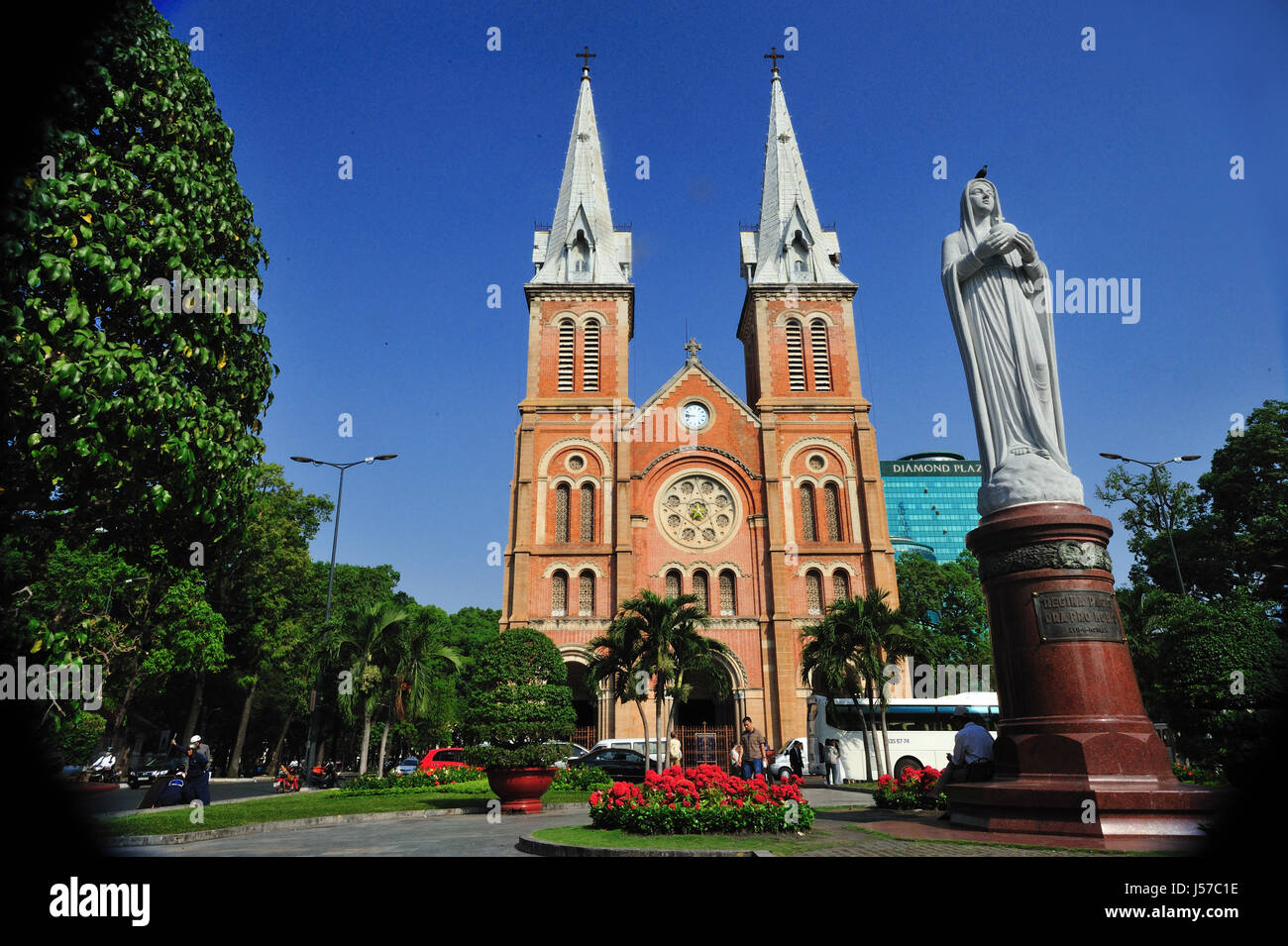 Vergine Maria statua davanti alla Cattedrale di Notre Dame, punto di riferimento nella città di Ho Chi Minh, Vietnam Foto Stock