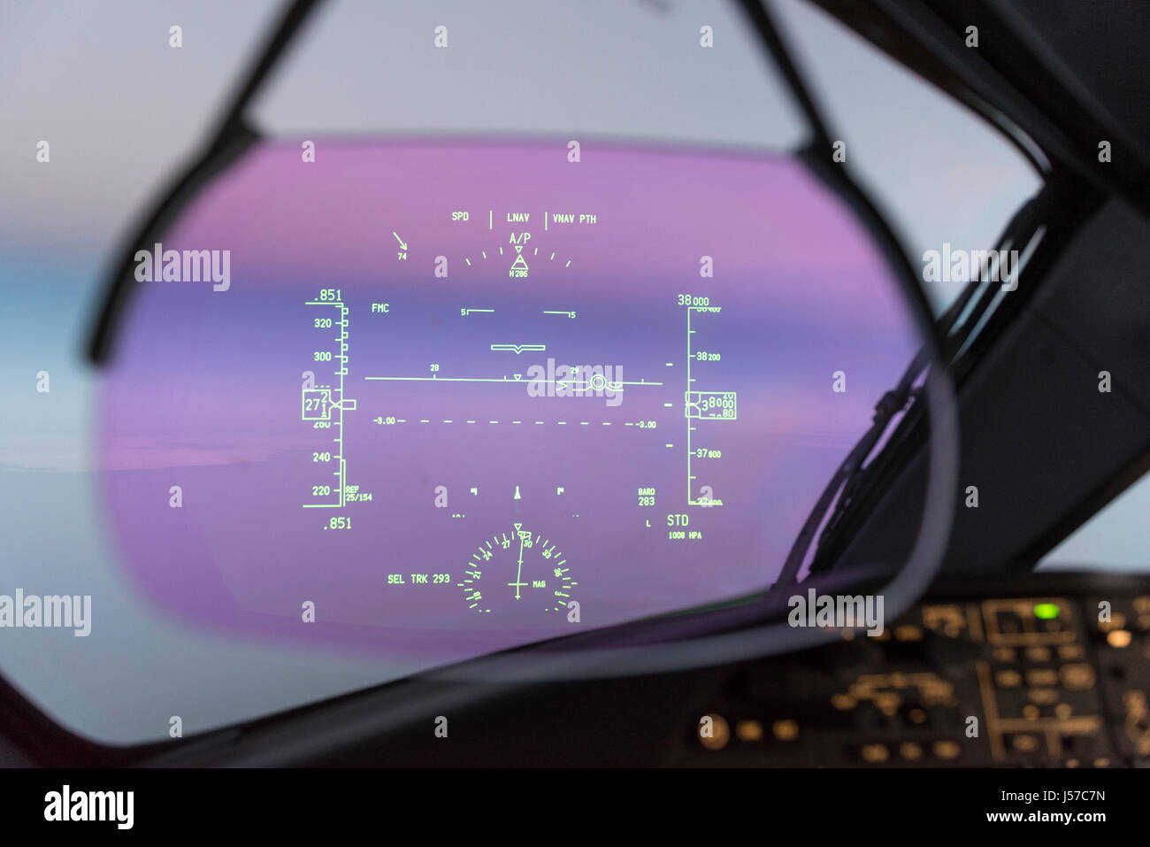 Head Up Display su un moderno aviogetti civili. I display digitali importanti informazioni di volo al pilota Foto Stock