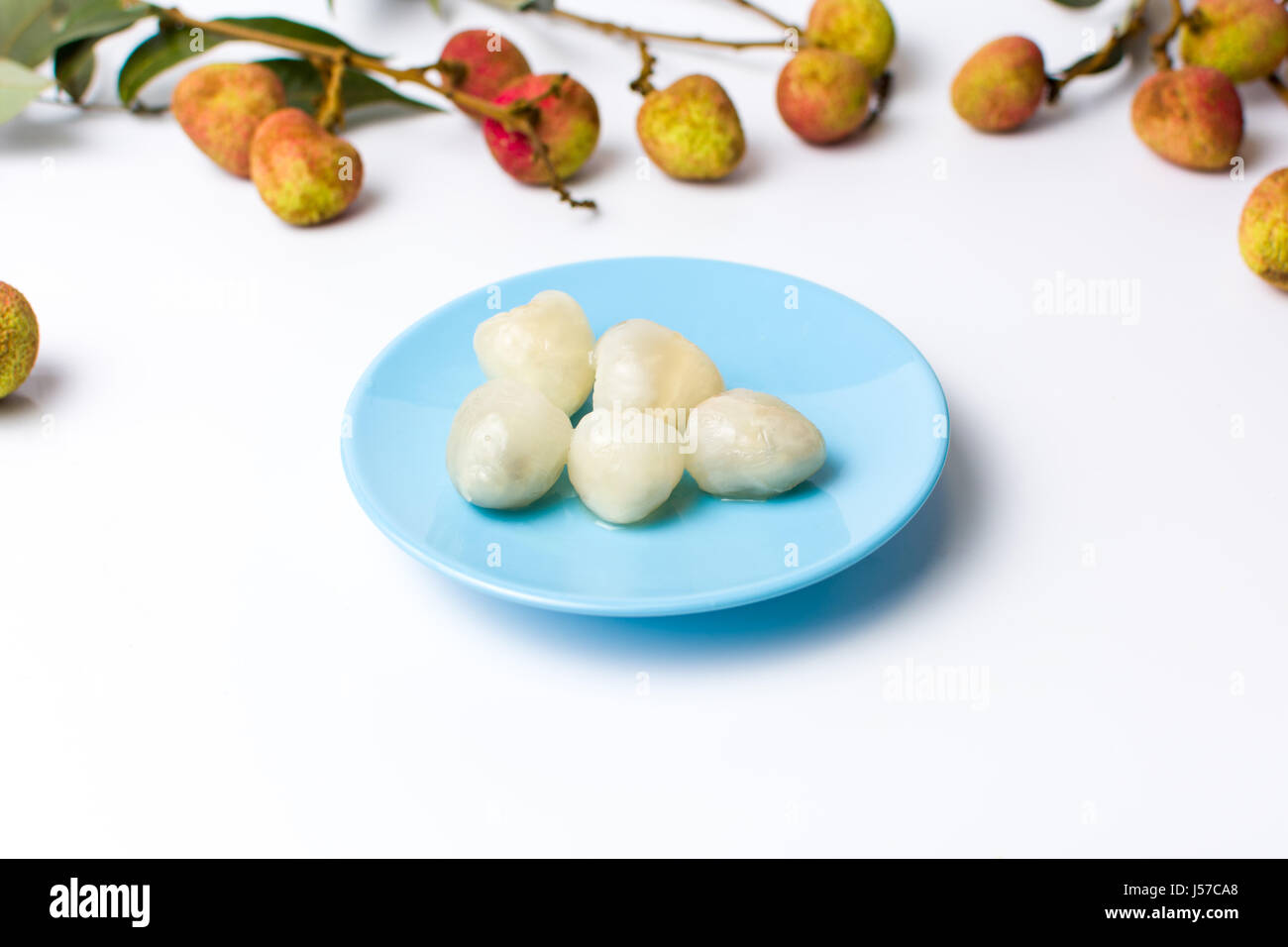 Il Lychee frutta tropicali servito su una piastra di colore blu Foto Stock