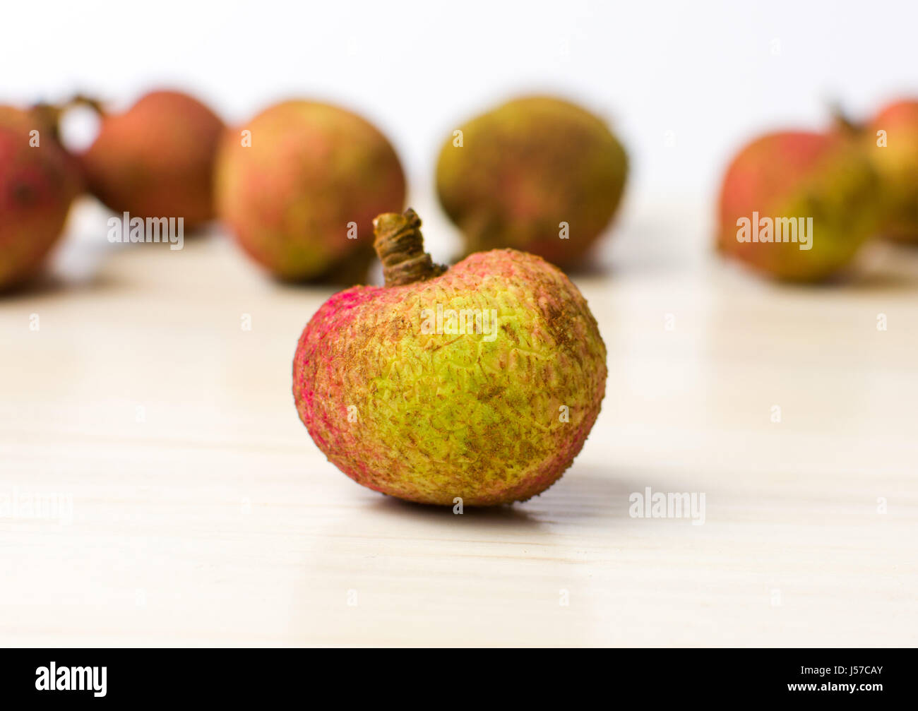 Il Lychee frutta tropicali su un tavolo di legno Foto Stock