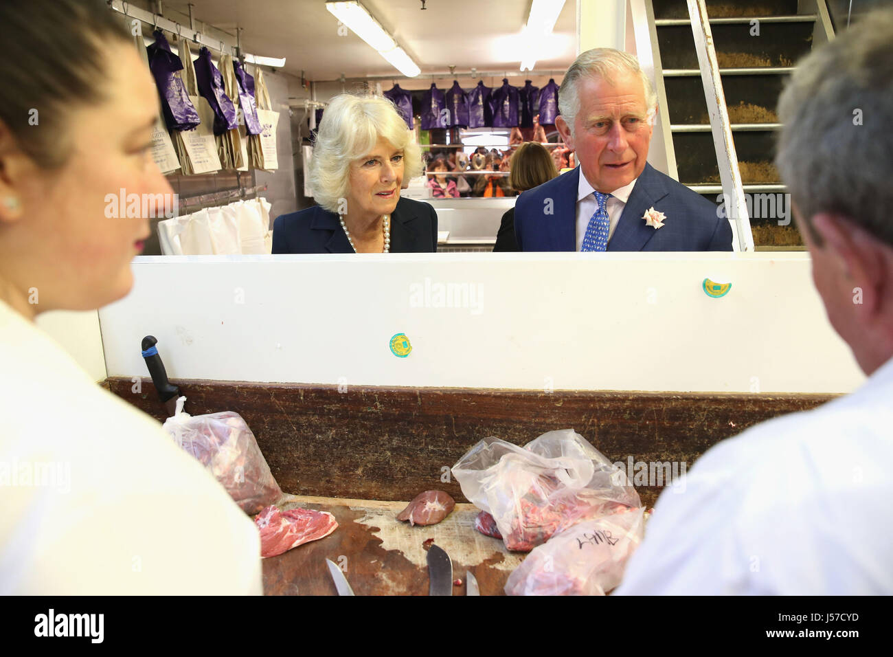 Il Principe di Galles e la duchessa di Cornovaglia visitare lo storico mercato coperto al campione di produrre e soddisfare i fornitori indipendenti a Market Street a Oxford. Foto Stock