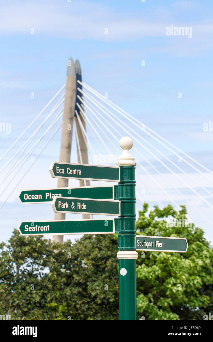Finger-post o modo marker con frecce di guida in Kings gardens, Southport, Merseyside Foto Stock