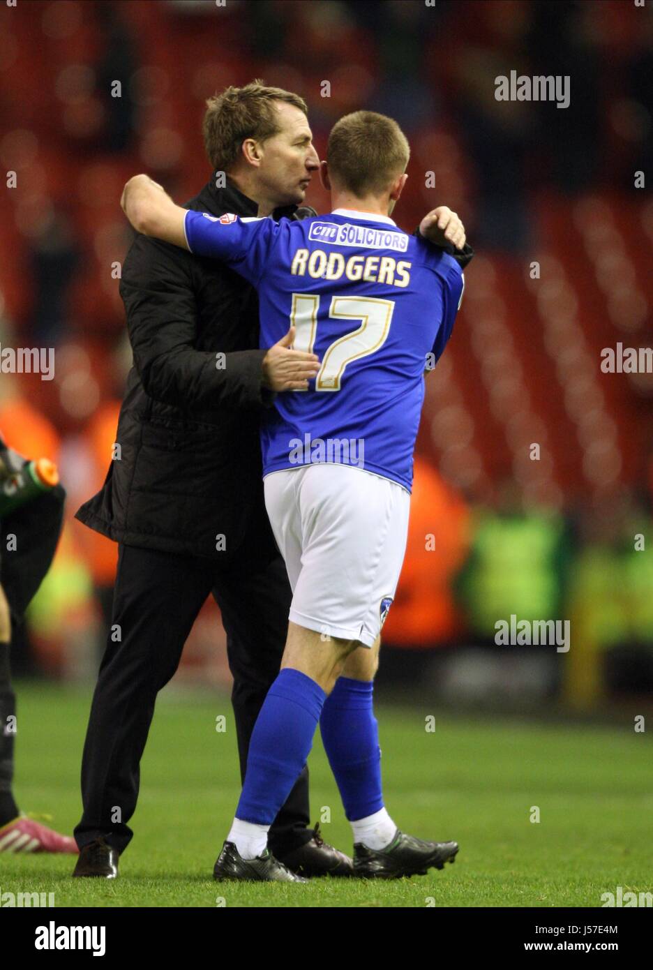 BRENDAN RODGERS avvolge il suo Figlio a Liverpool v Oldham Athletic ANFIELD LIVERPOOL ENGLAND 05 Gennaio 2014 Foto Stock