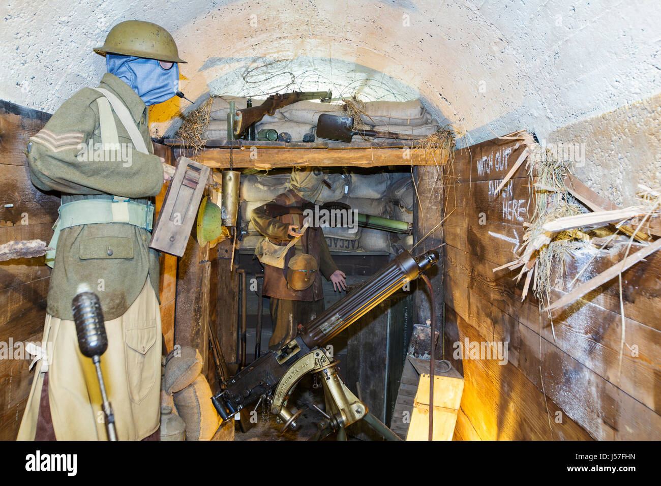 I soldati britannici che indossano maschere di gas in un bunker sotterraneo presso la metropolitana Battaglia delle Somme museum di Albert, che è in antichi tunnel t Foto Stock