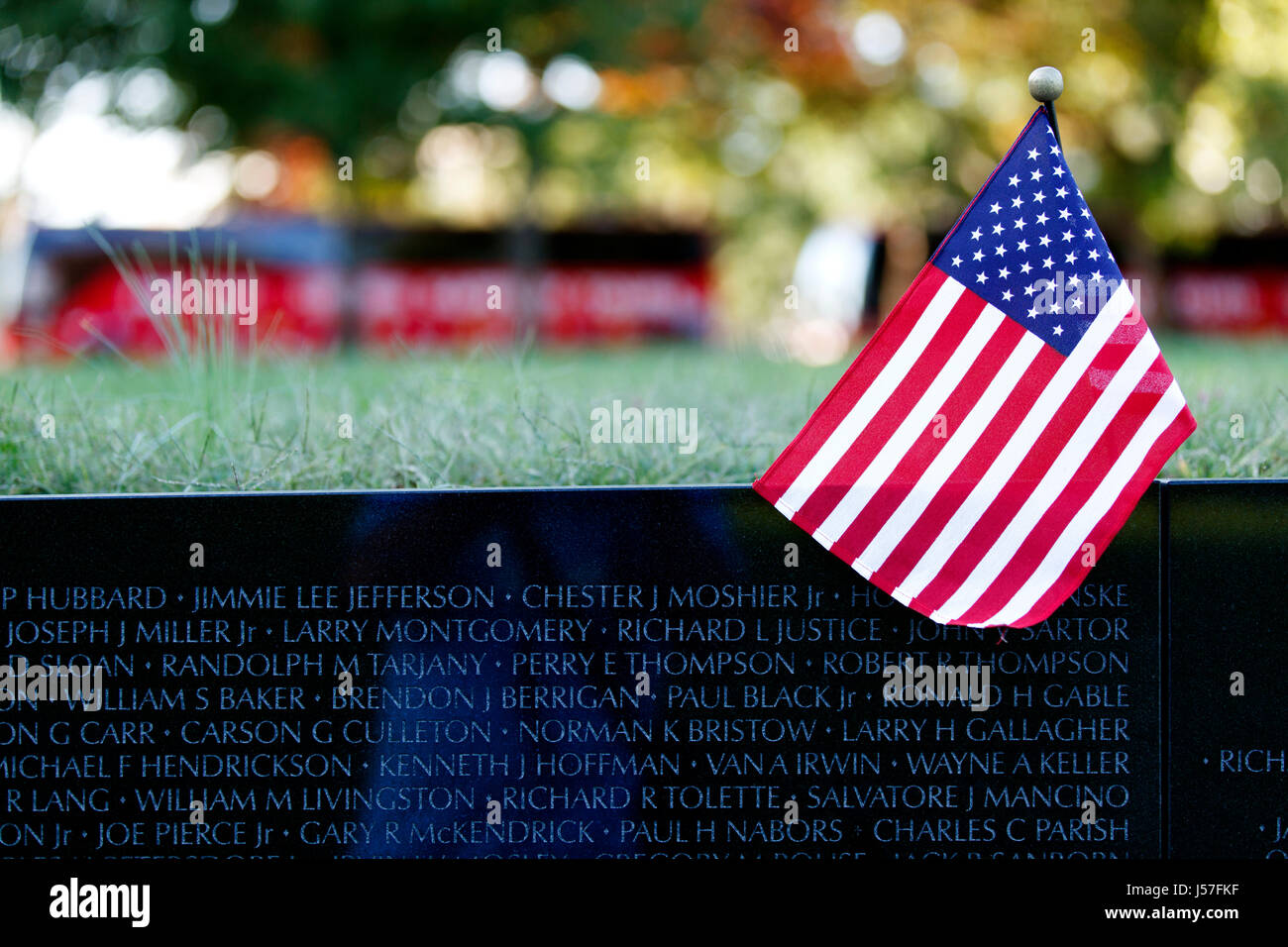 Una piccola bandiera americana collocato al di sopra della guerra del Vietnam Memorialin Washington DC USA Foto Stock