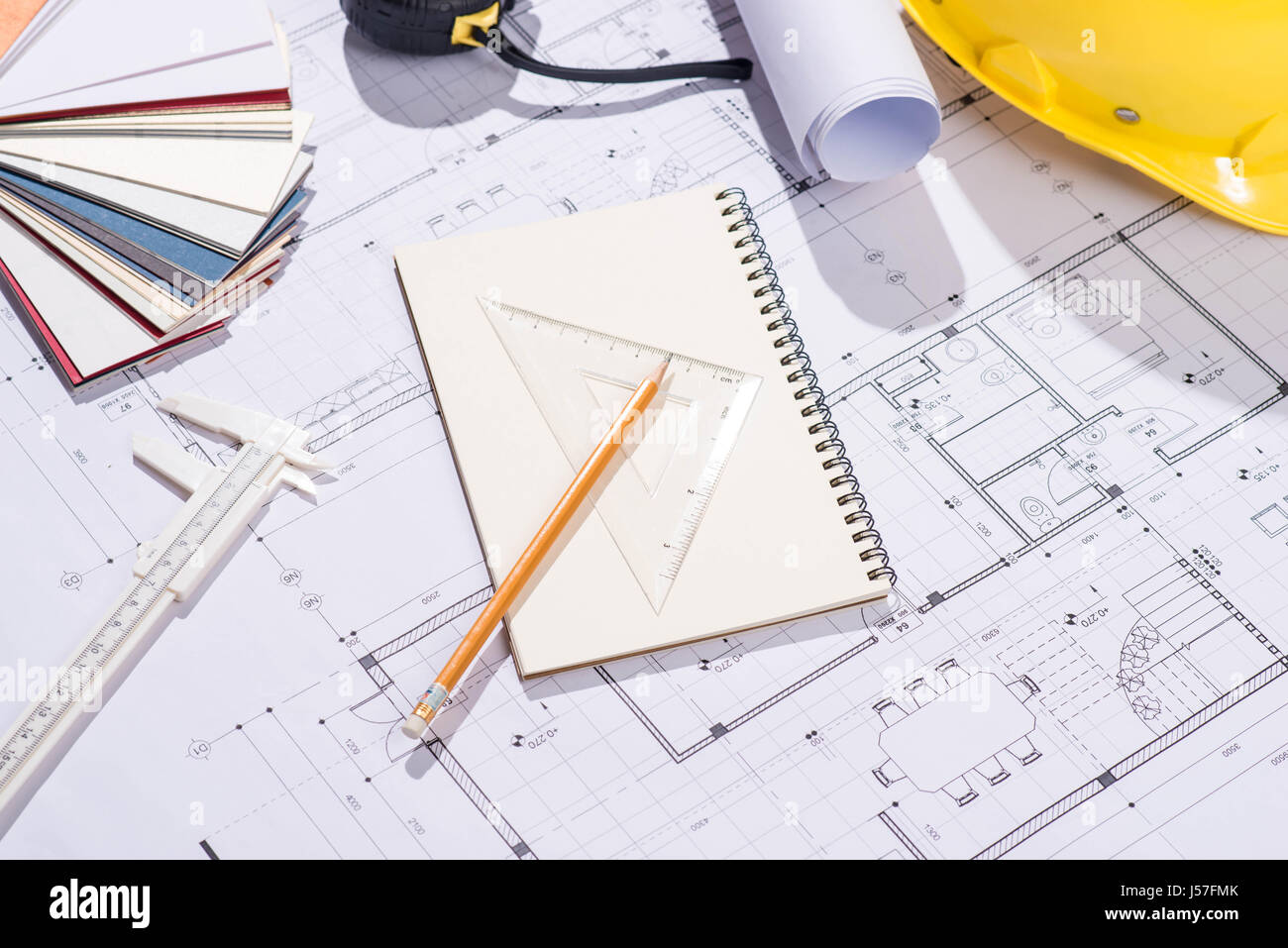 I progetti di costruzione. Pianificazione. Aprire blueprint con una matita e notebook. Foto Stock