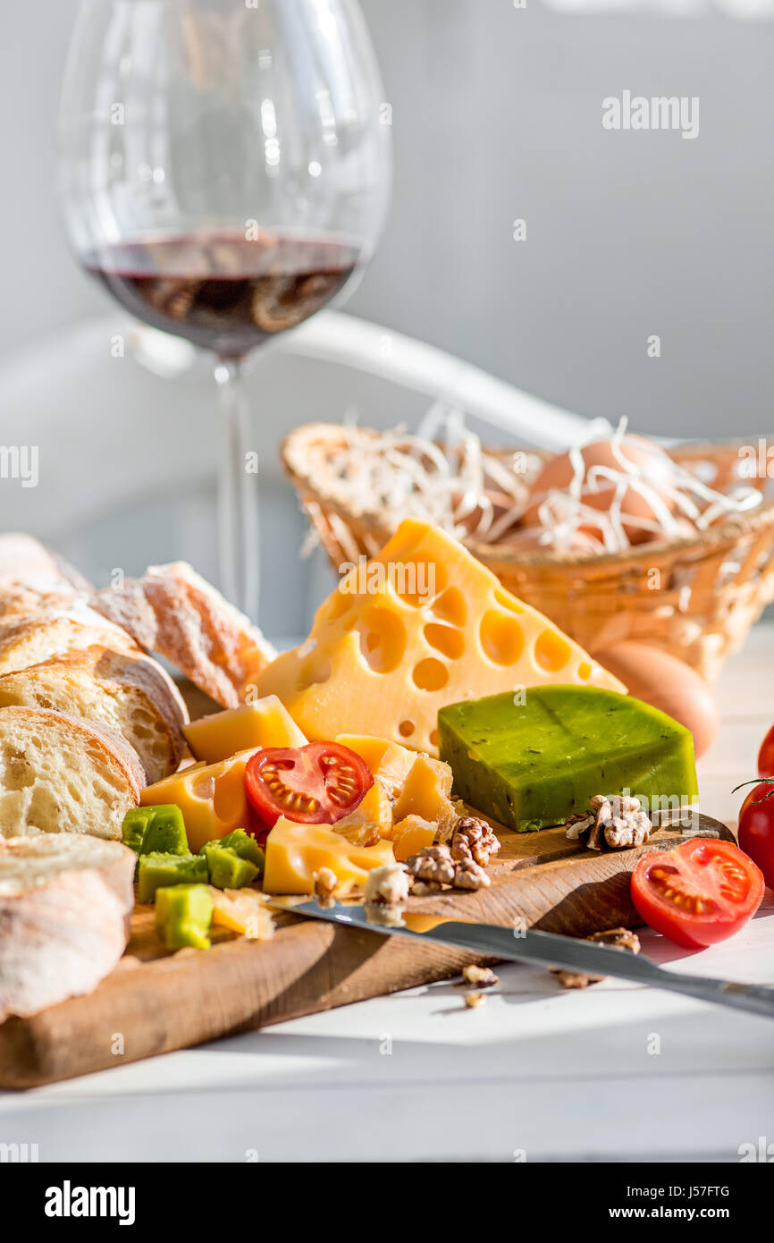 Vino, baguette e formaggio su sfondo di legno Foto Stock