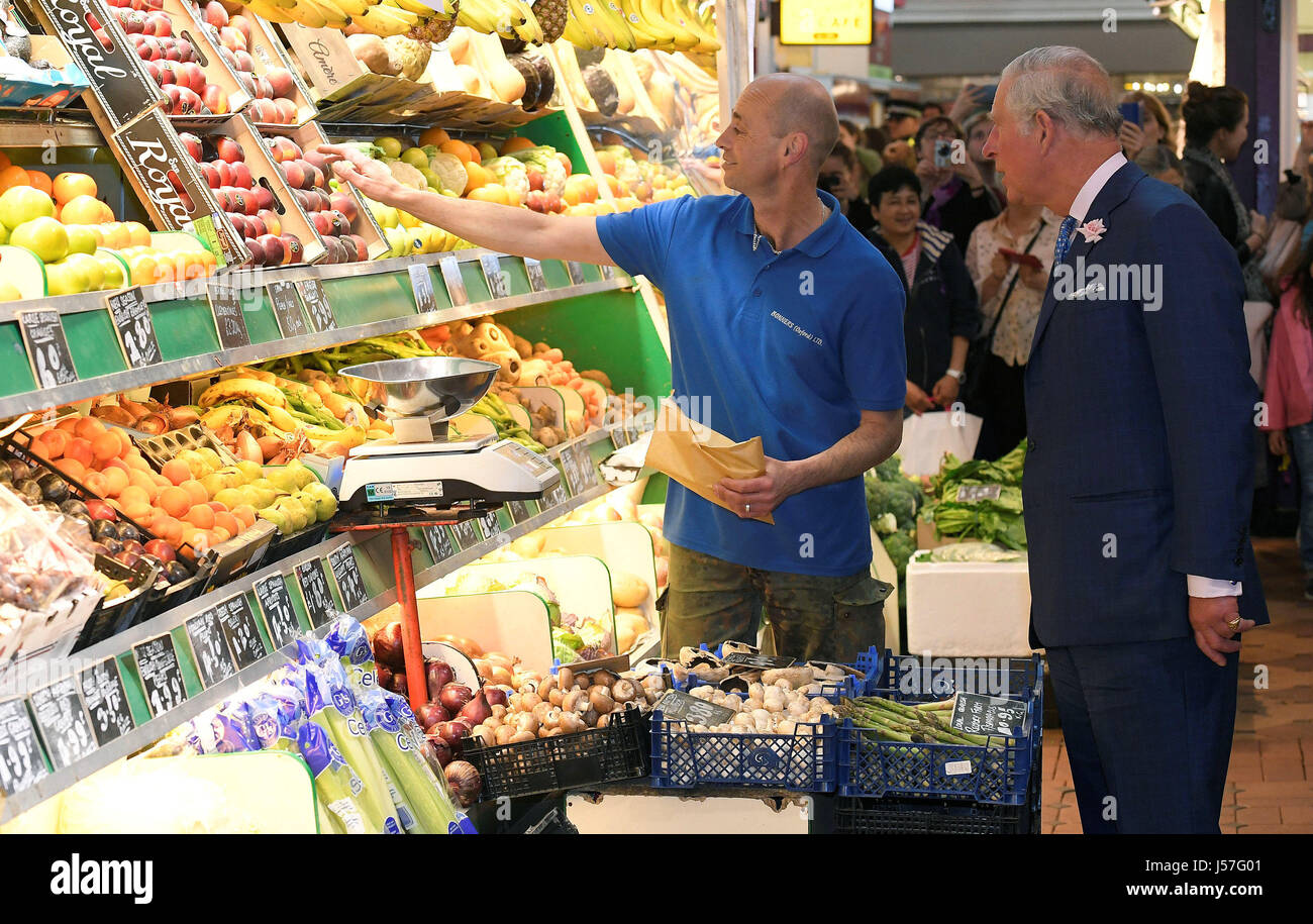 Il Principe di Galles in visita lo storico mercato coperto al campione di produrre e soddisfare i fornitori indipendenti a Market Street a Oxford. Foto Stock