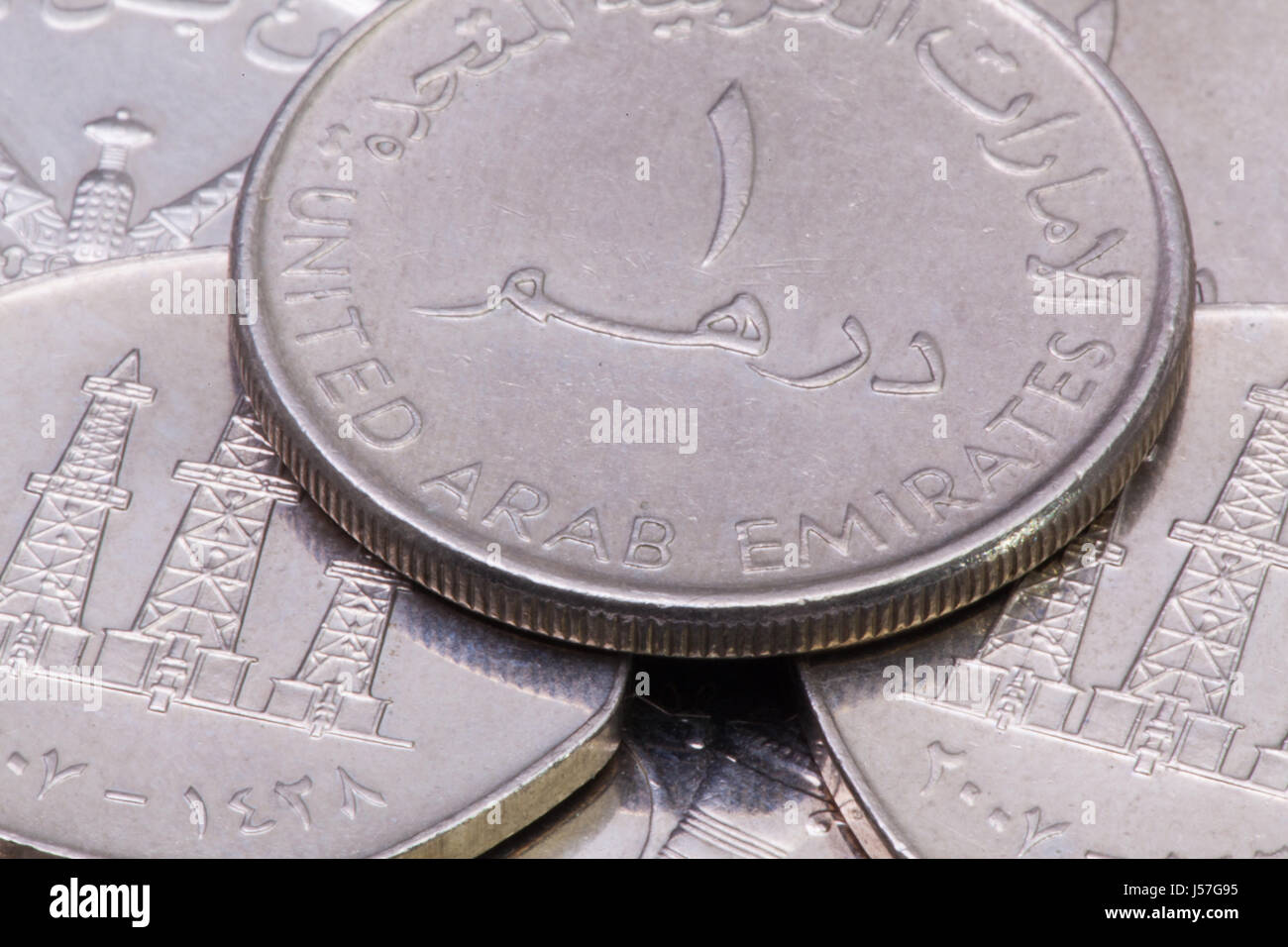 Dettaglio di diversi Emirati Arabi Uniti Dirhams monete sul tavolo. Foto Stock