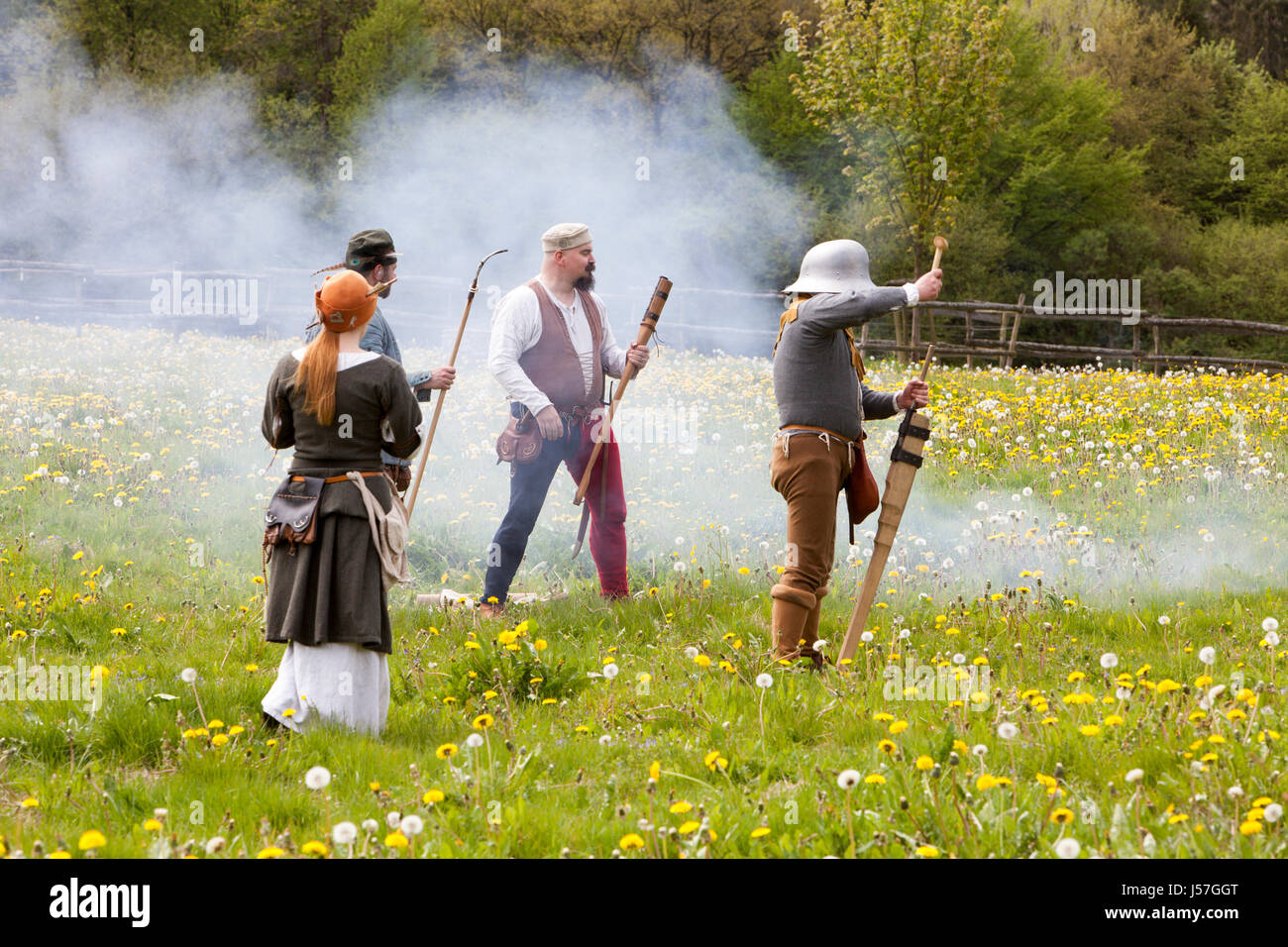 I cannoni a mano essendo sparati da un gruppo di rievocazione storica, ricostruito casa medioevale, Nienover, Bodenfelde, Bassa Sassonia, Germania Foto Stock
