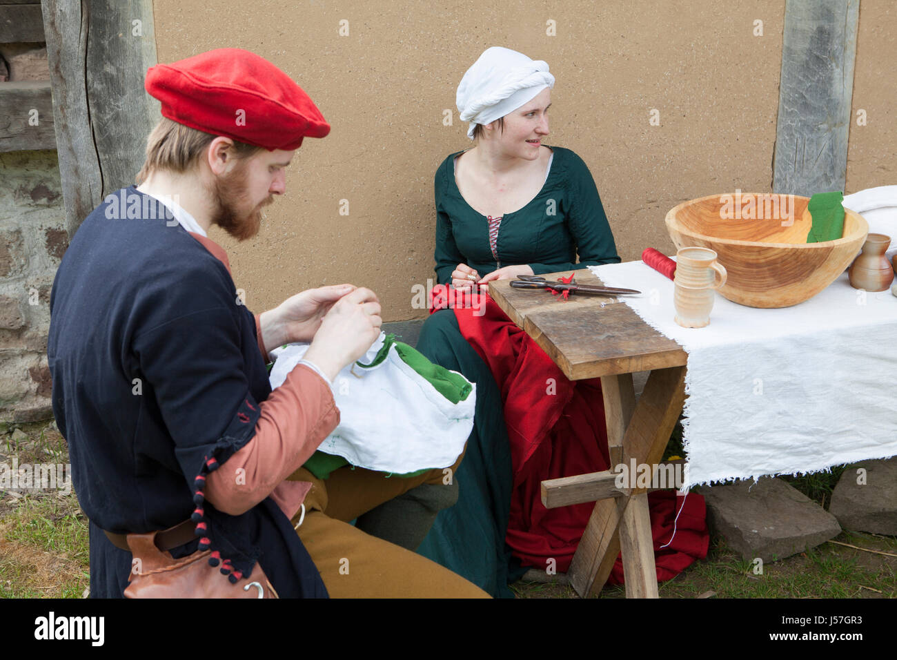 La cucitura mediante un gruppo di rievocazione storica, ricostruito casa medioevale, Nienover, Bodenfelde, Bassa Sassonia, Germania Foto Stock