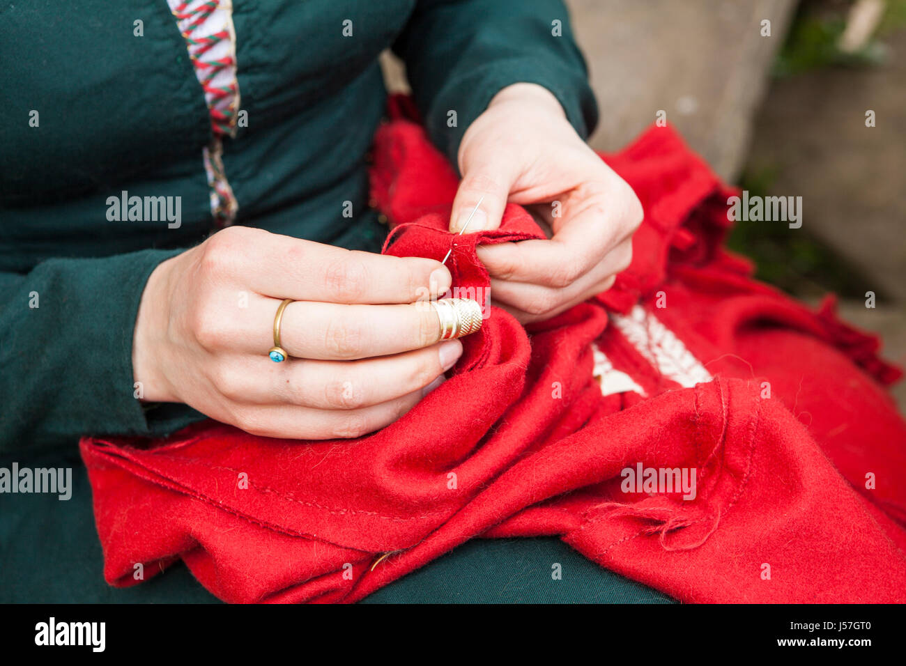 La cucitura mediante un gruppo di rievocazione storica, ricostruito casa medioevale, Nienover, Bodenfelde, Bassa Sassonia, Germania Foto Stock