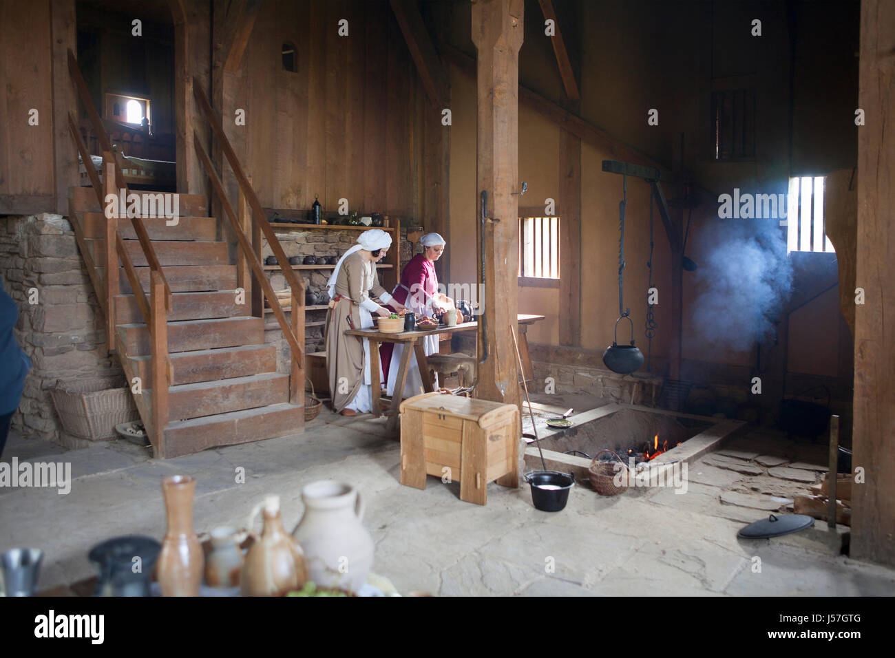 La cottura da un gruppo di rievocazione storica, ricostruito casa medioevale, Nienover, Bodenfelde, Bassa Sassonia, Germania Foto Stock