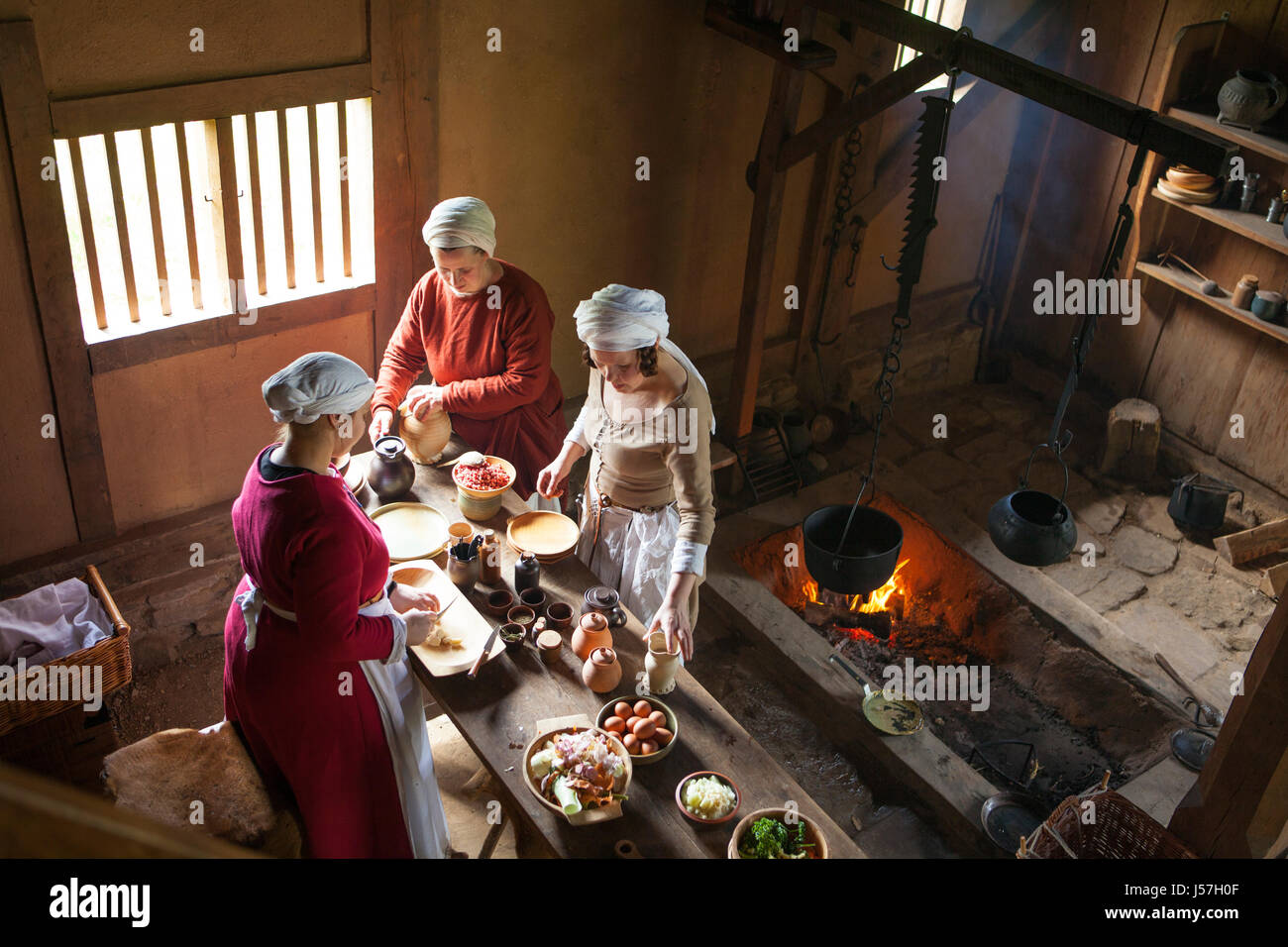 La cottura da un gruppo di rievocazione storica, ricostruito casa medioevale, Nienover, Bodenfelde, Bassa Sassonia, Germania Foto Stock