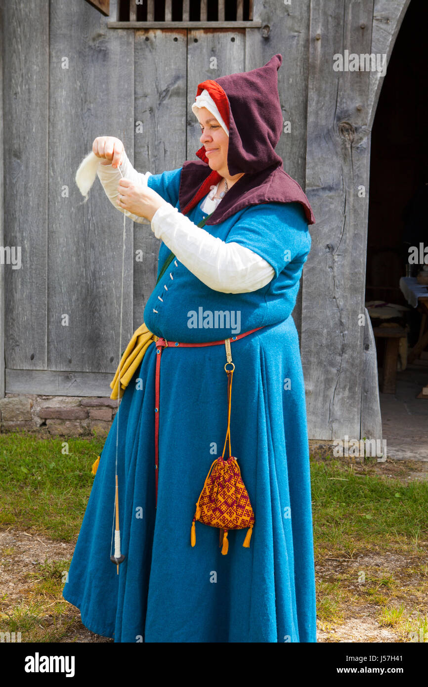 La filatura da un membro di un gruppo di rievocazione storica, ricostruito casa medioevale, Nienover, Bodenfelde, Bassa Sassonia, Germania Foto Stock