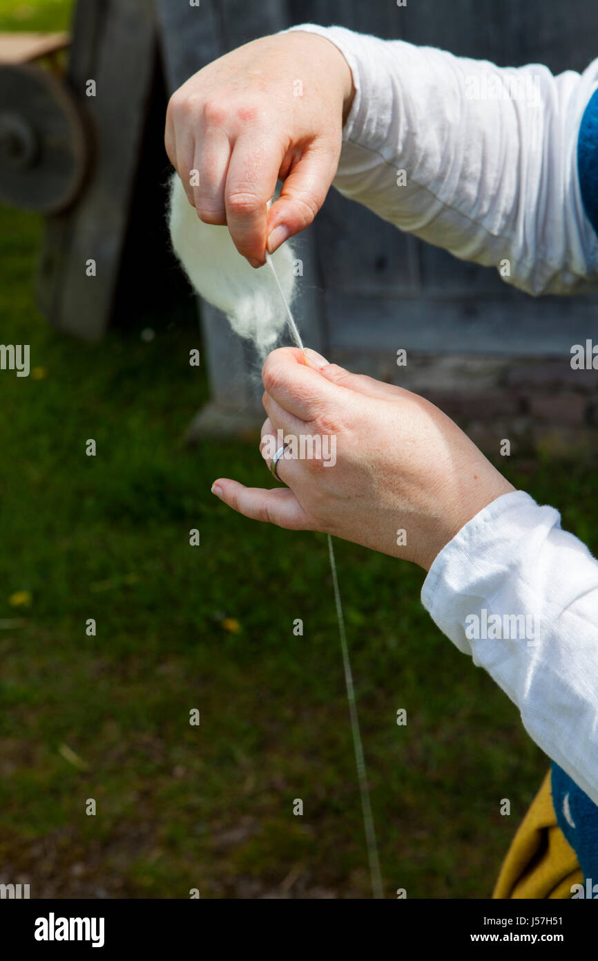 La filatura da un membro di un gruppo di rievocazione storica, ricostruito casa medioevale, Nienover, Bodenfelde, Bassa Sassonia, Germania Foto Stock