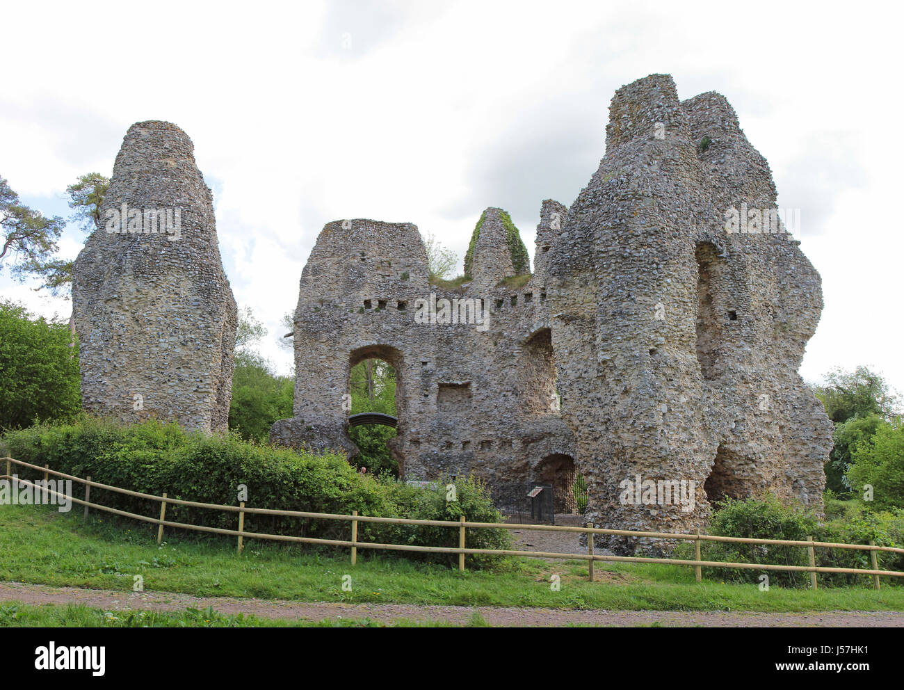 Tra le rovine storiche del Castello Odiham noto anche come re Giovanni il castello sulle rive del Basingstoke Canal, Hampshire, Inghilterra, Regno Unito Foto Stock