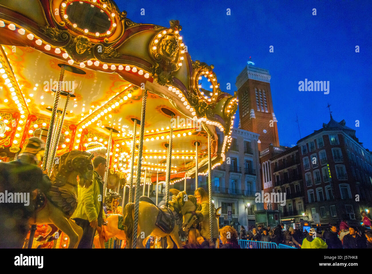 Giostra di natale, Vista notte. Piazza Santa Cruz, Madrid, Spagna Foto Stock
