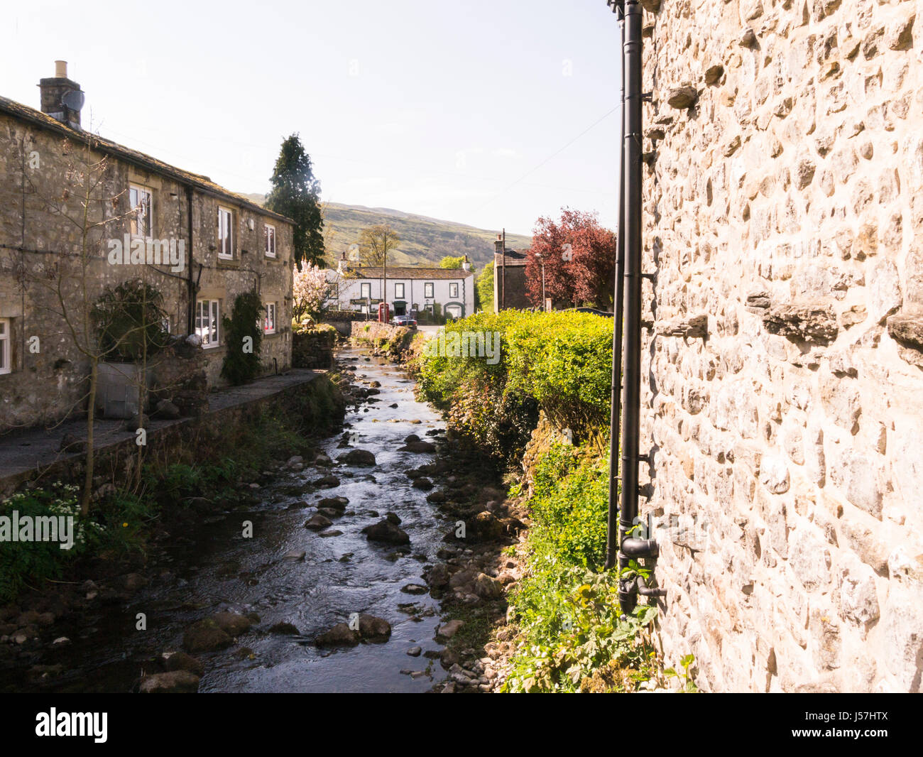 Vista lungo fiume Wharfe Kettlewell villaggio Wharfedale superiore Yorkshire Dales National Park North Yorkshire Gran Bretagna GB UK Foto Stock