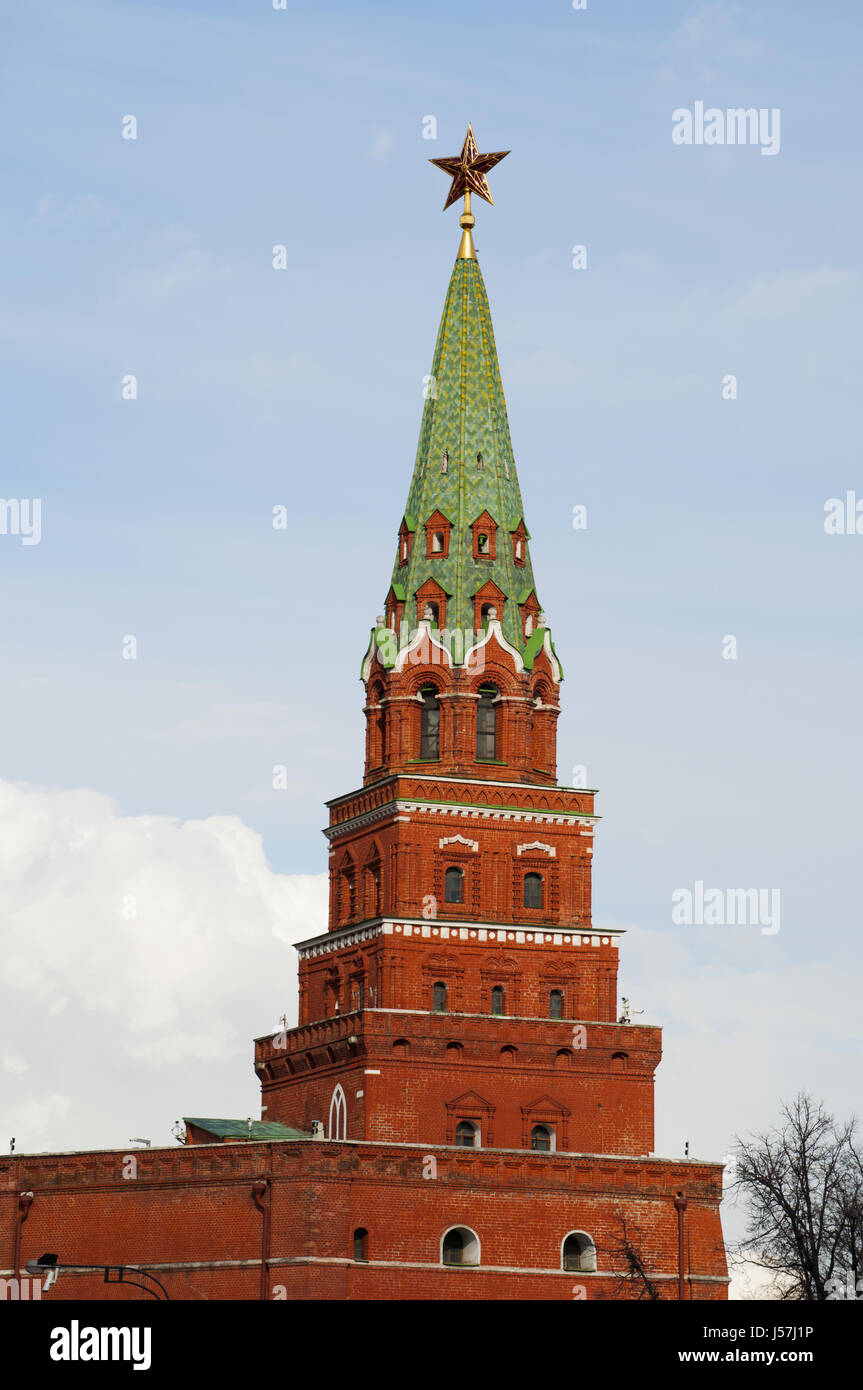 Vista della Torre Borovitskaya, uno del Cremlino della parete torri, costruito nel 1490 sul luogo di un vecchio Cremlino gate dall architetto italiano Pietro Antonio Solari Foto Stock