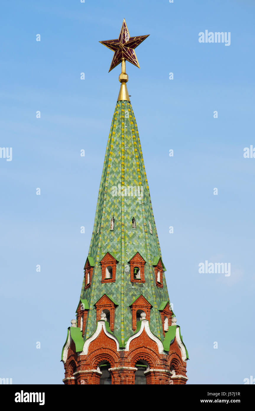Vista della Torre Borovitskaya, uno del Cremlino della parete torri, costruito nel 1490 sul luogo di un vecchio Cremlino gate dall architetto italiano Pietro Antonio Solari Foto Stock