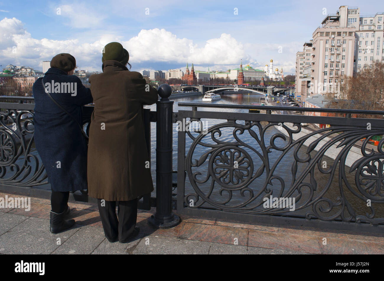 Mosca: il vecchio le donne Russe guardando lo skyline di Mosca con la vista del complesso fortificato del Cremlino dal Patriarca ponte sul fiume Moskva Foto Stock