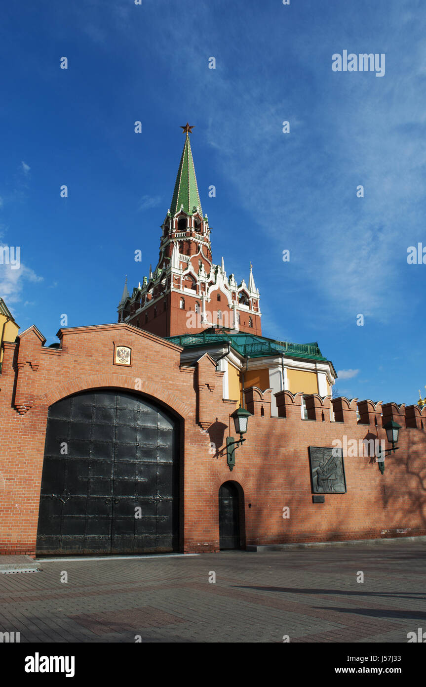 Mosca: il Troitskaya Tower (Torre della Trinità), costruito nel 1495-1499 dall'architetto italiano Aloisio da Milano visto dai mattoni rossi della parete del Cremlino Foto Stock