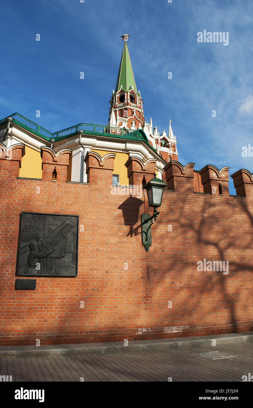 Mosca: il Troitskaya Tower (Torre della Trinità), costruito nel 1495-1499 dall'architetto italiano Aloisio da Milano visto dai mattoni rossi della parete del Cremlino Foto Stock