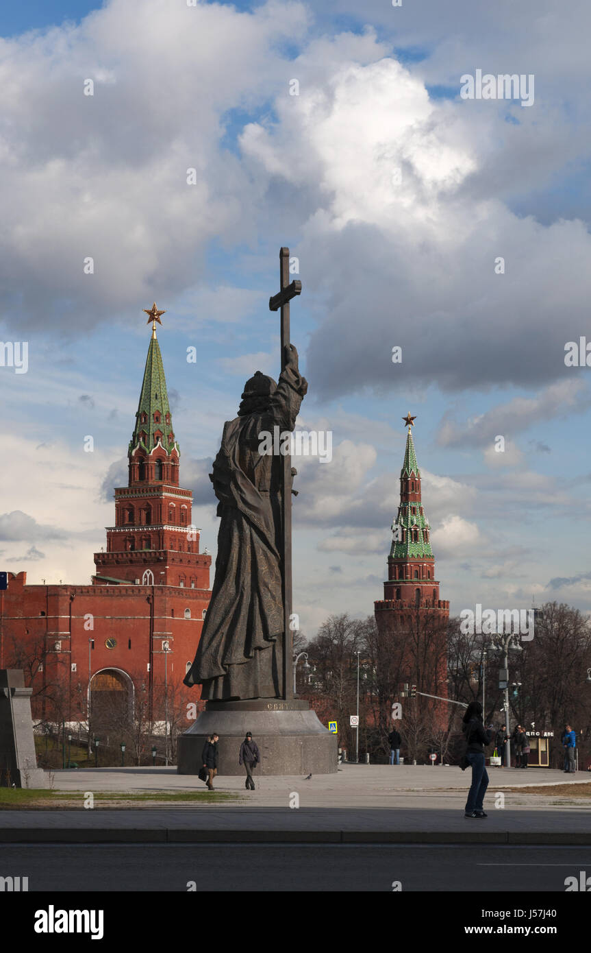 Mosca: la statua del principe Vladimiro il Grande, il fondatore dello Stato Russo, visto tra il Cremlino Borovitskaya Tower e Acqua Torre di alimentazione Foto Stock