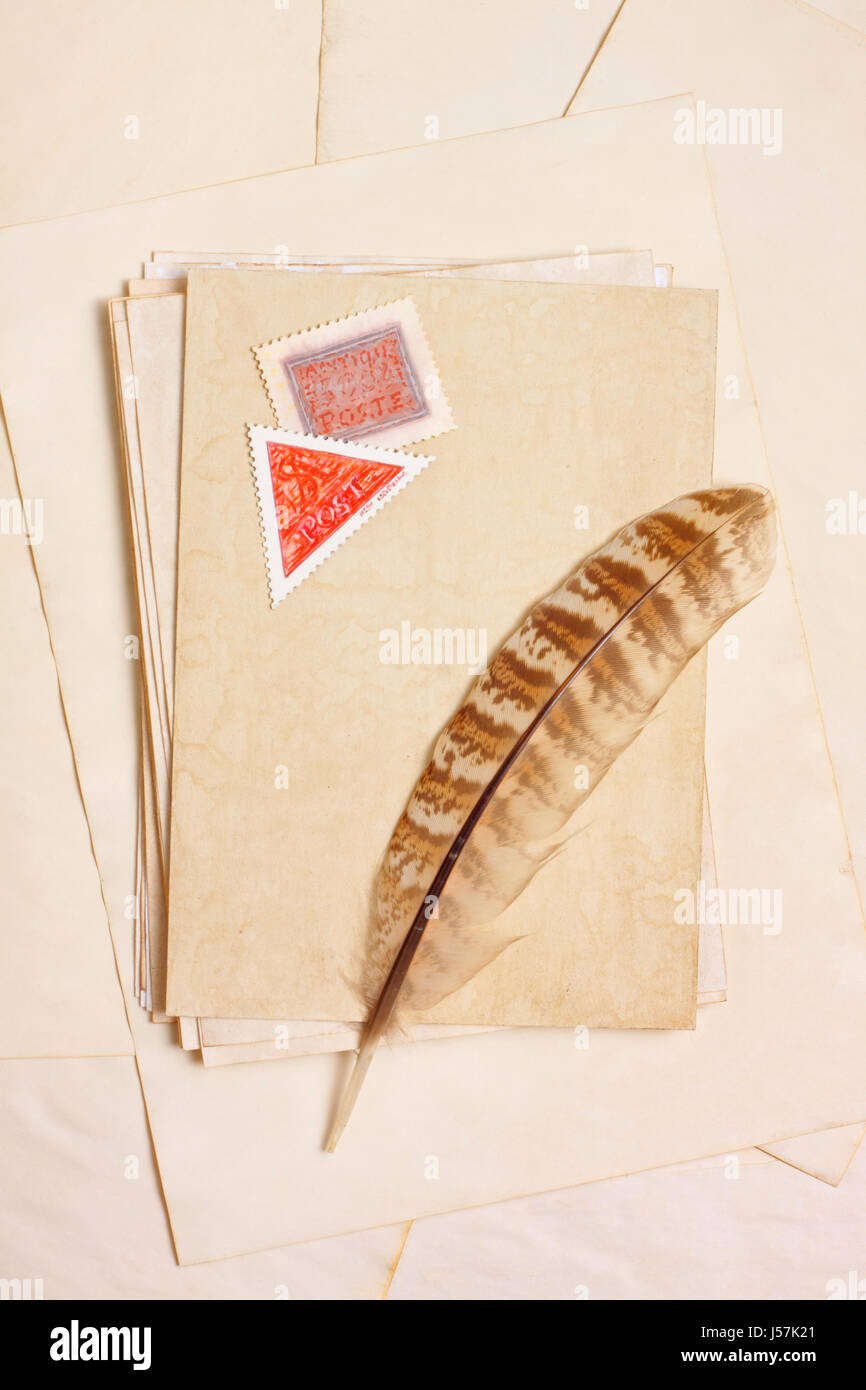 Età compresa tra le schede vuote con dipinto astratto francobolli e giù su di età compresa tra i fogli di carta Foto Stock