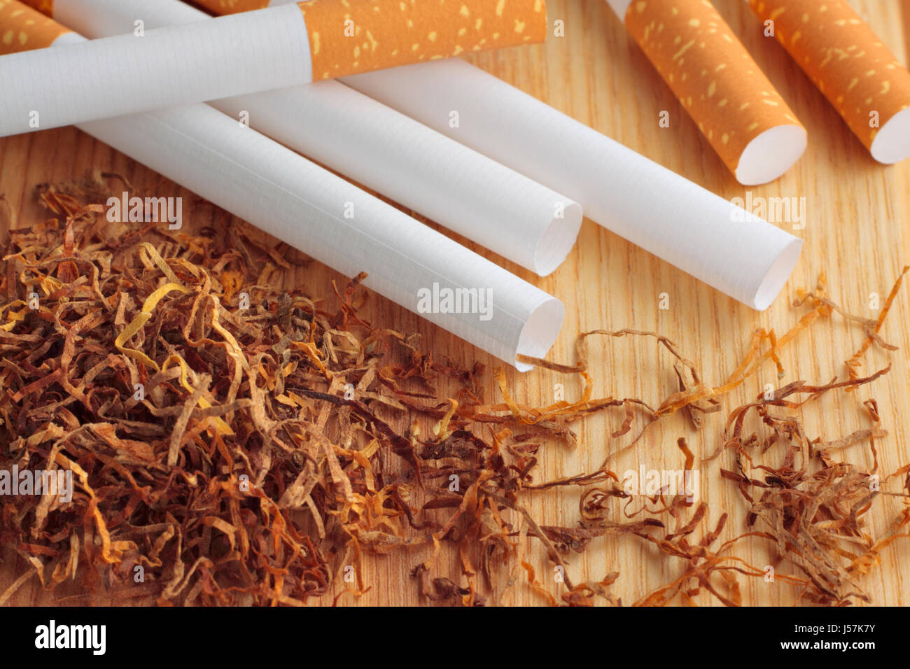 Svuotare i tubi di sigarette e di tabacco sulla tavola di legno. Vista ravvicinata. Foto Stock