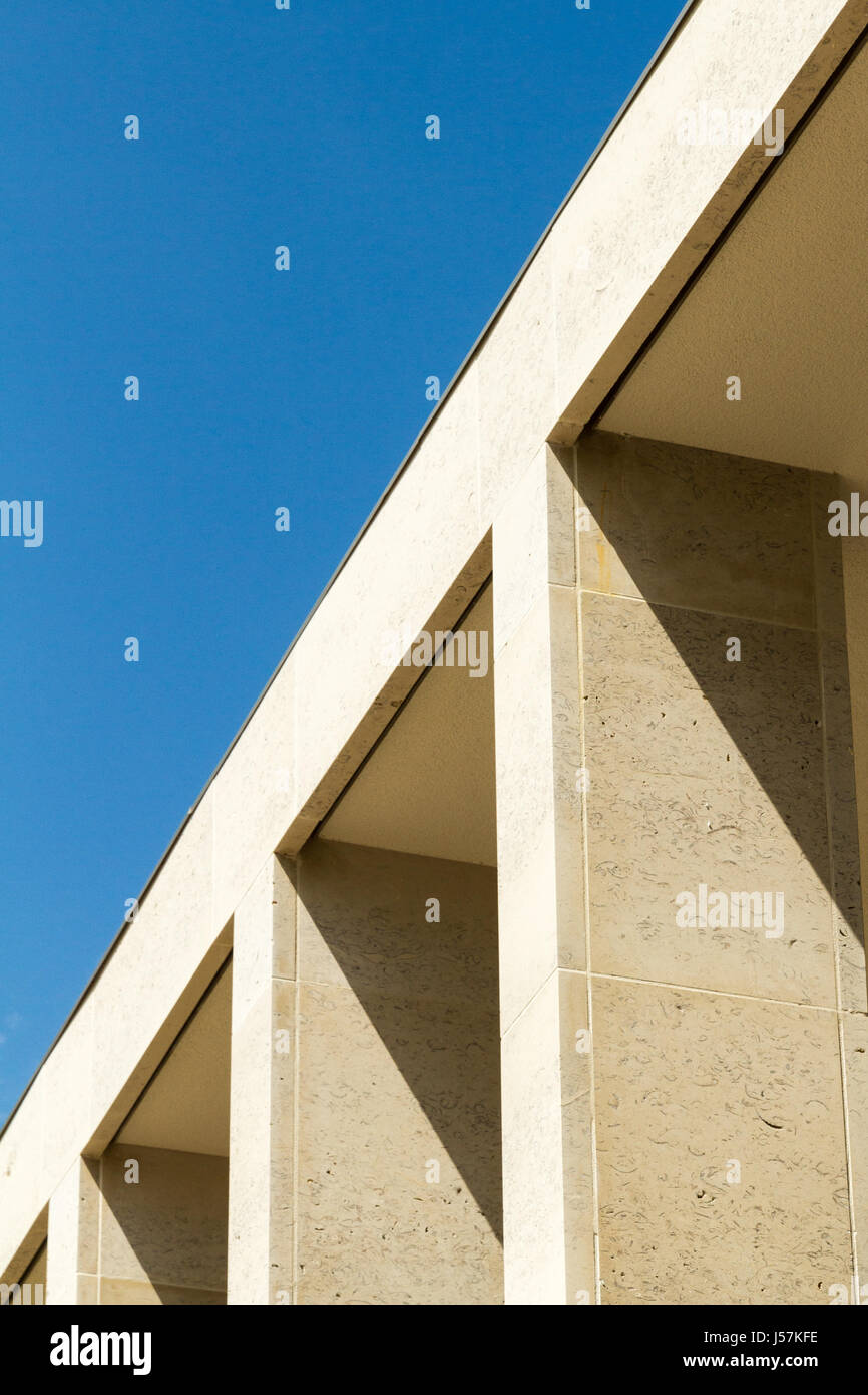 Facciata di edificio con elegante Birttish pietra di Portland colonne. Giornata soleggiata con colore blu cielo chiaro. Foto Stock