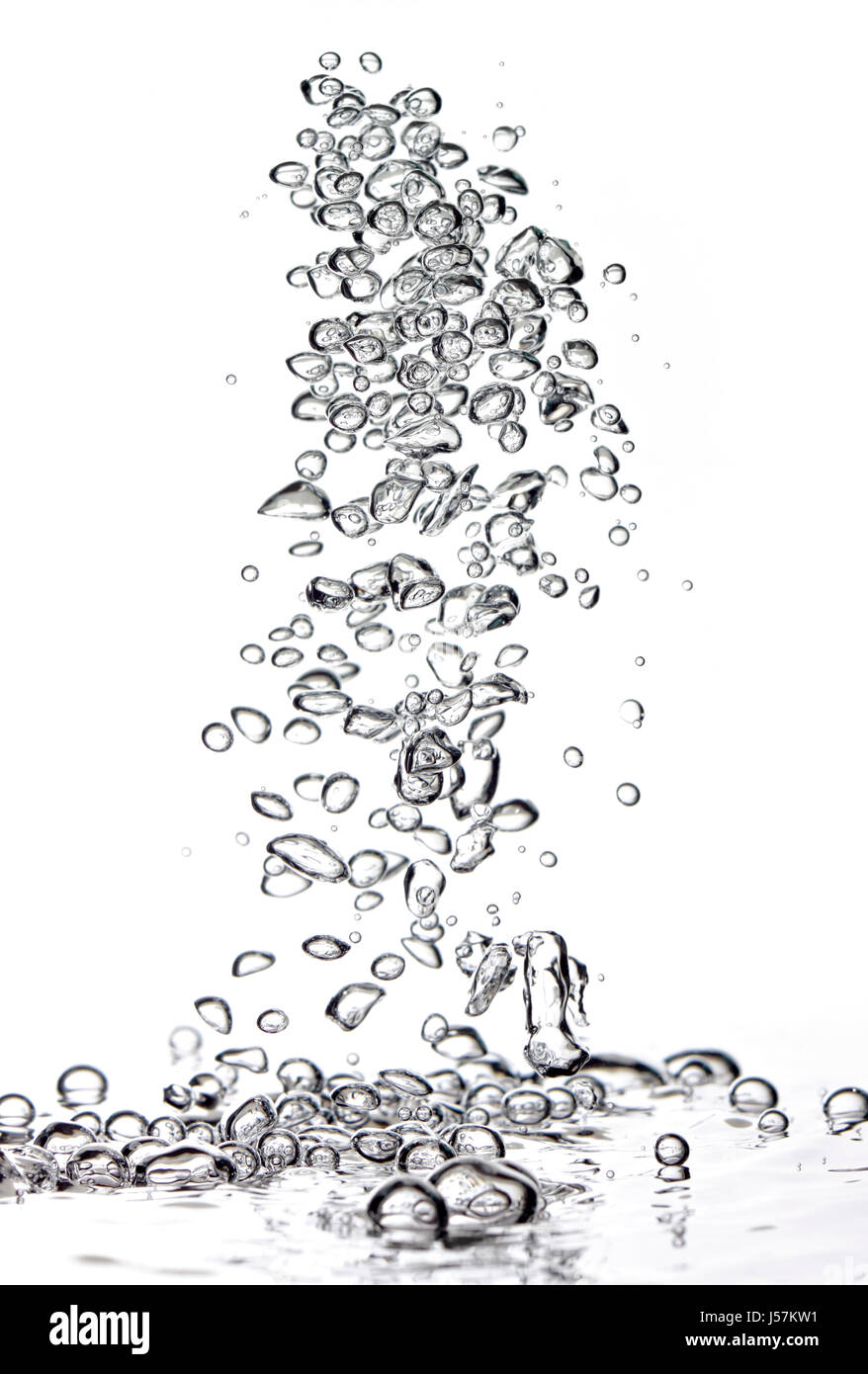 Abstract bolle di aria in acqua fresca su sfondo bianco Foto Stock