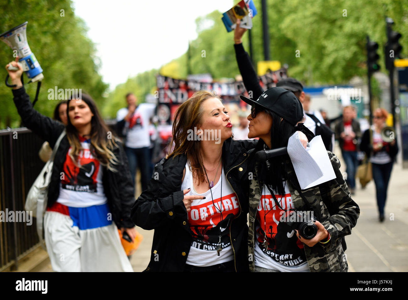 Persone che protestano contro la corrida durante una dimostrazione di marzo che termina al di fuori dell'ambasciata spagnola a Londra. Foto Stock