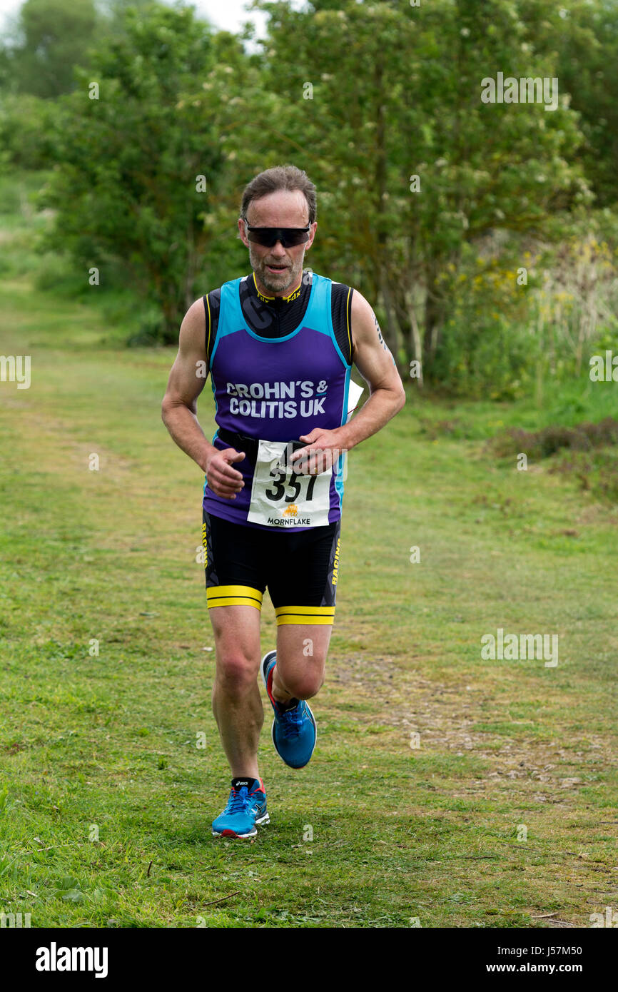 Uomo in esecuzione in Stratford Triathlon, Stratfordupon Avon, Regno Unito Foto Stock