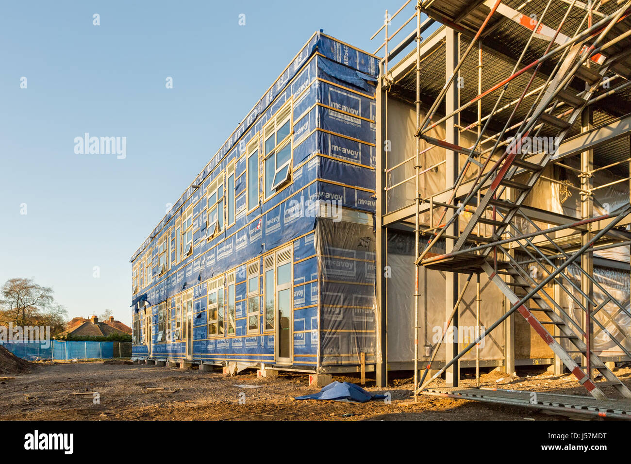 Poole Inghilterra - Dicembre 2014: Sito in costruzione avvolta da impermeabile blu fogli di membrana Foto Stock