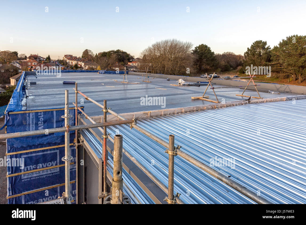 Poole Inghilterra - Dicembre 2014: Sito in costruzione avvolta da impermeabile blu fogli di membrana Foto Stock