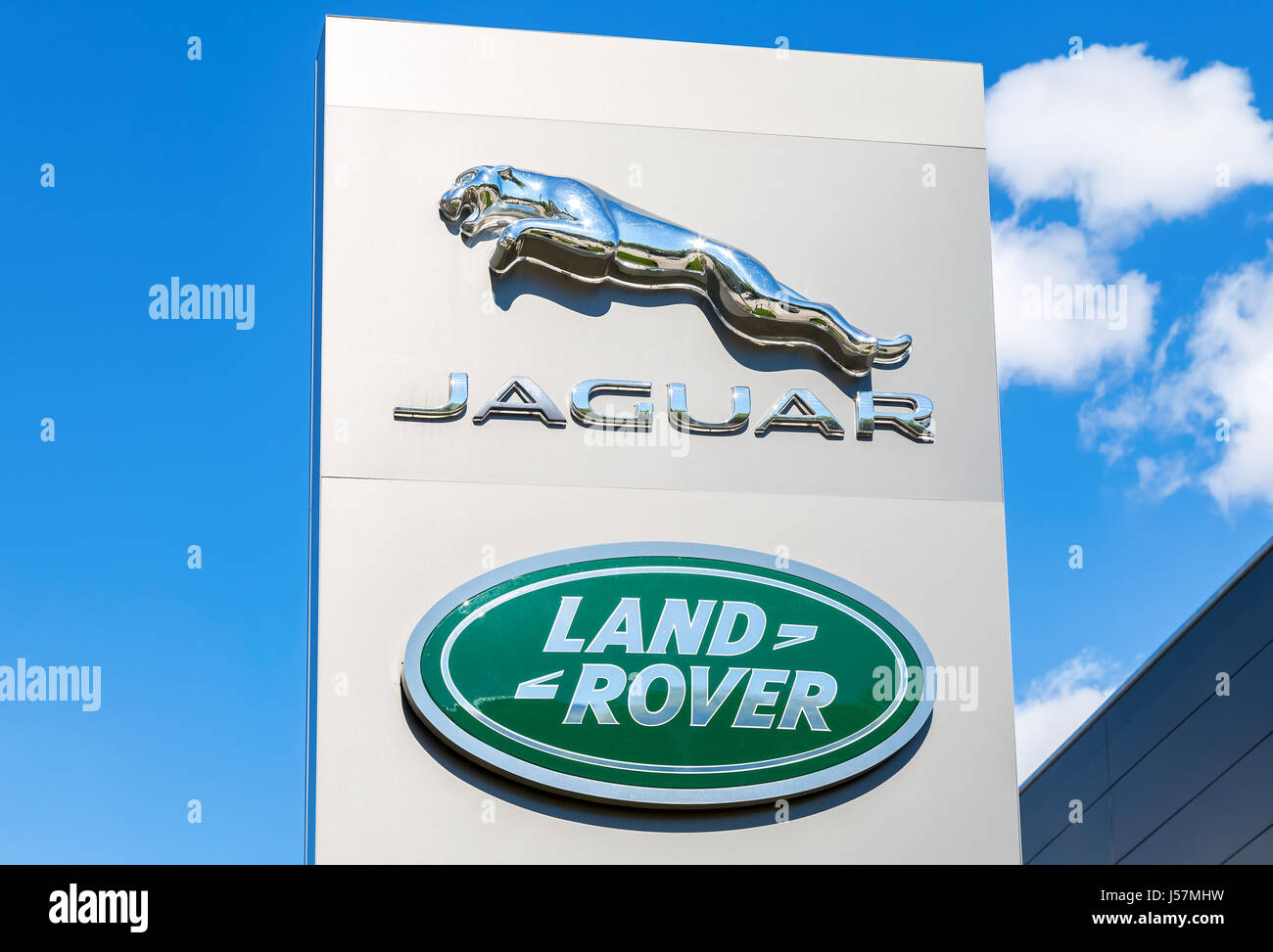 Samara, Russia - 13 Maggio 2017: Jaguar e Land Rover concessionaria automobilistica segno. Jaguar è un marchio del costruttore inglese di autoveicoli Jaguar Land Rover Foto Stock