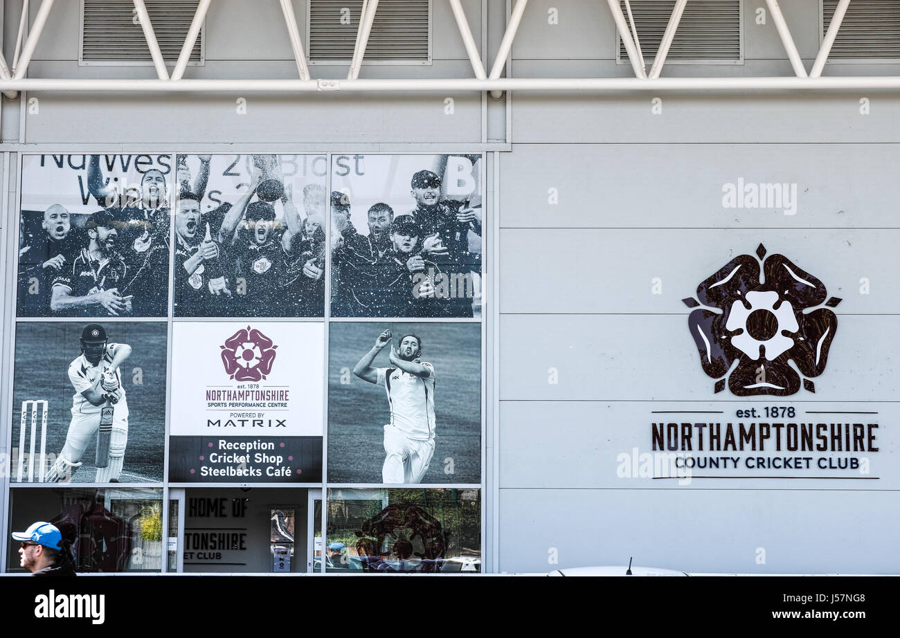 Northamptonshire County Cricket Ground emblema sulla parete del atheir stadium nella città di Northampton, Inghilterra. Foto Stock